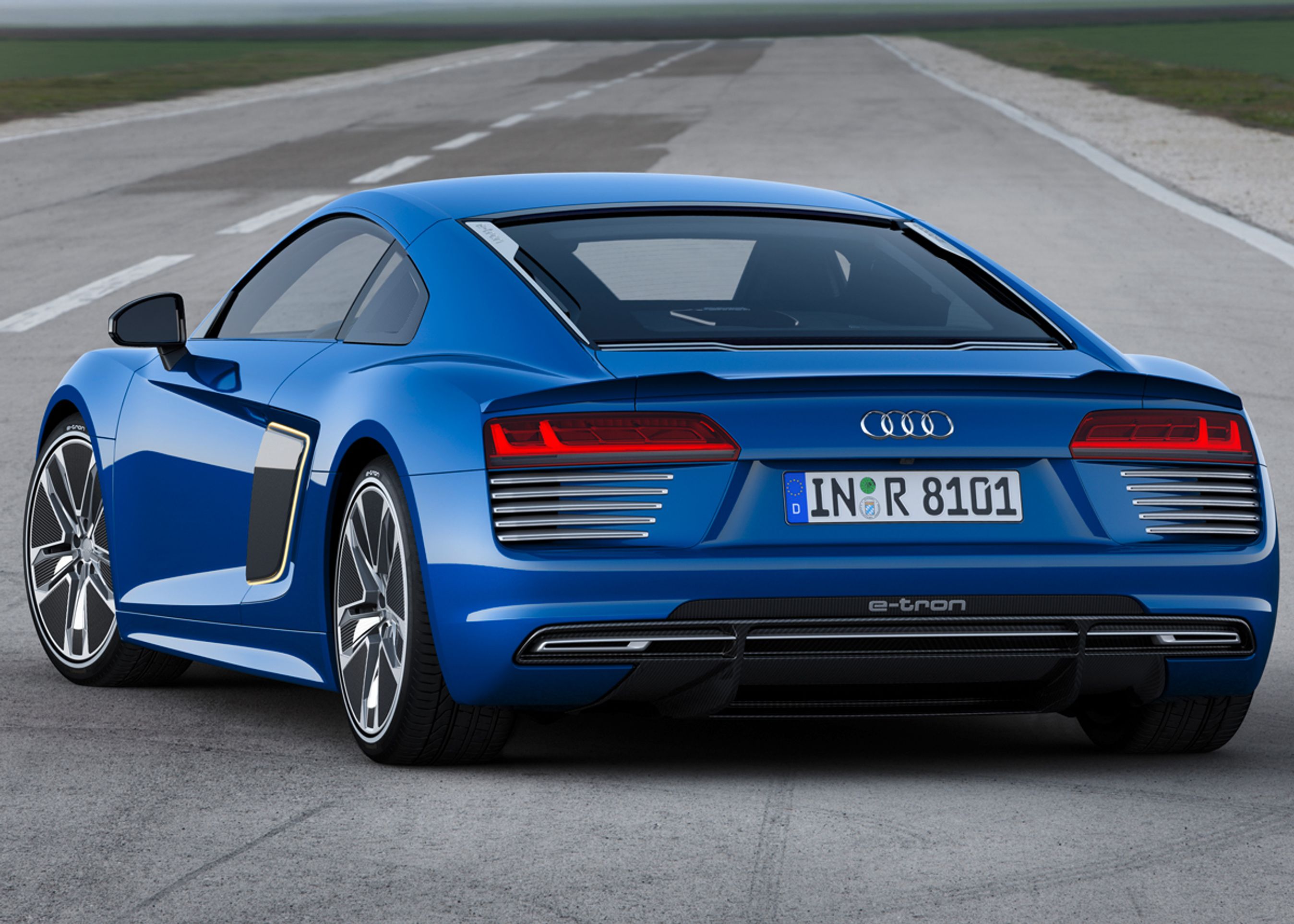 R8 etron har en imponerende (officiel) rækkevidde på godt 450 km. Men det er ikke i kombination med fuld brug af bilens enorme kræfter, som kan sende den fra 0 til 100 på 3,9 sekunder. Foto: Audi