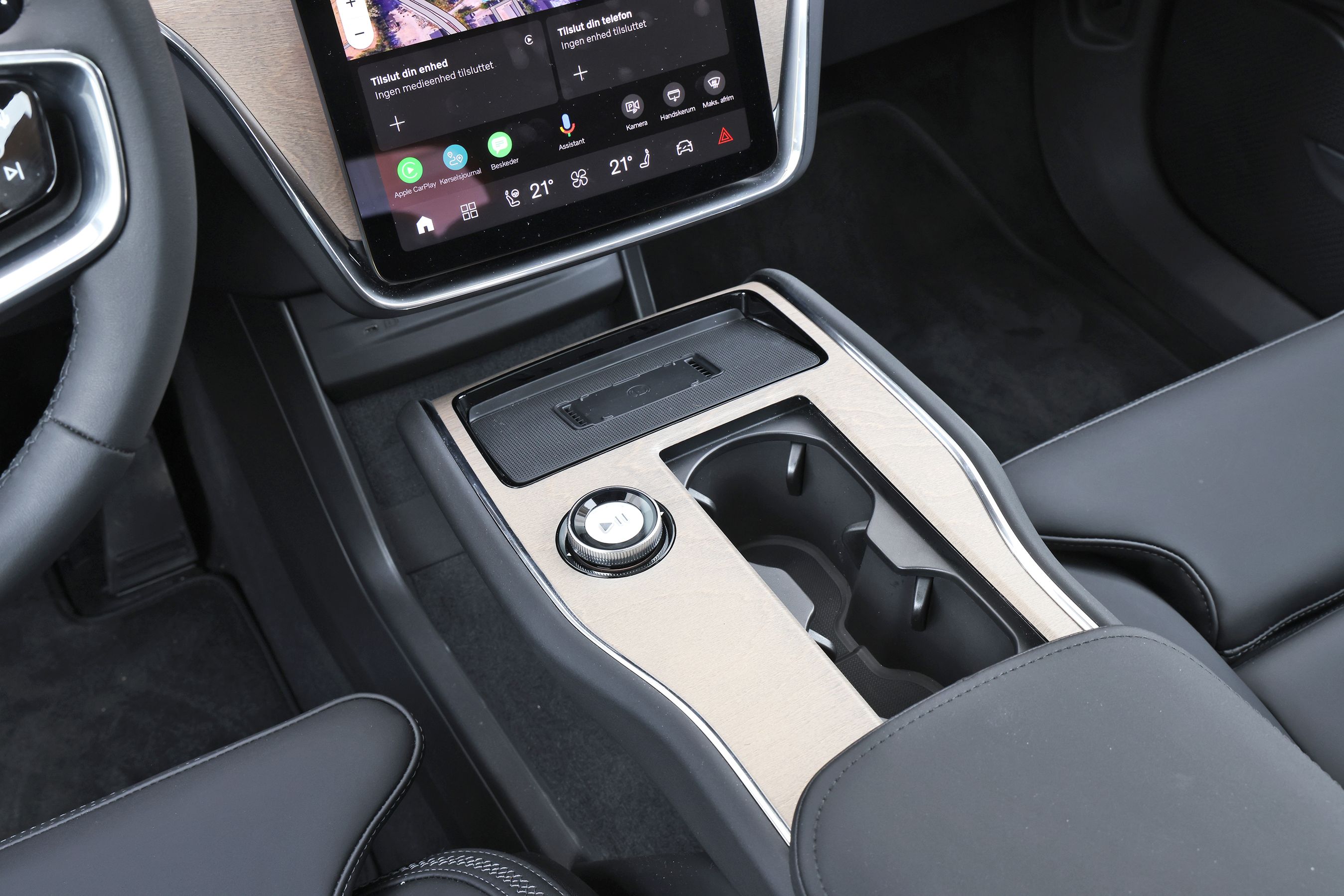 Kopholdere og mobiloplader i en Volvo EX90