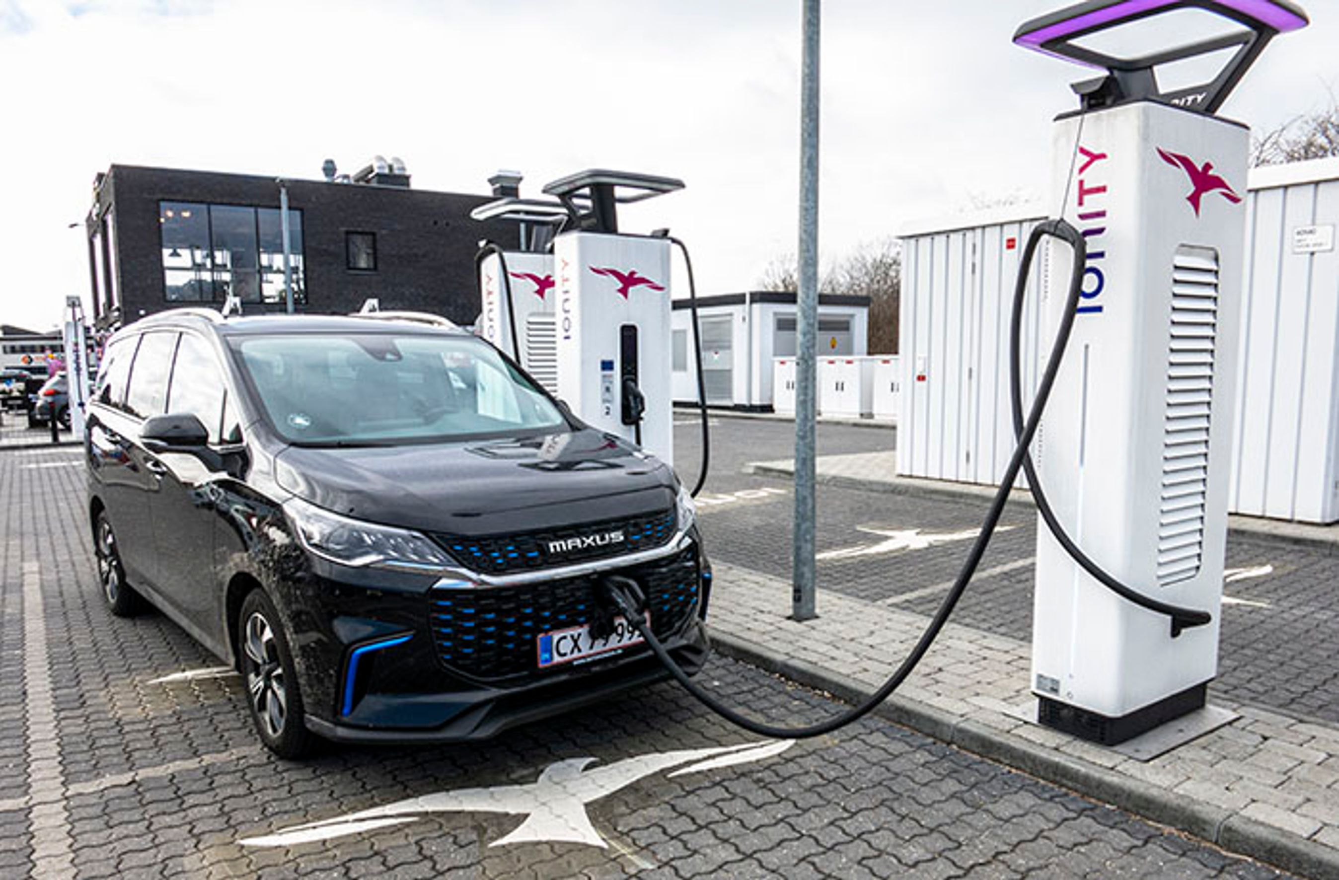 Man kan hurtiglade bilen på farten, men kun med op til 50 kW. Det giver en ladetid på tre kvarter op til 80 procent, men i vores forsøg var ladehastigheden noget lavere.