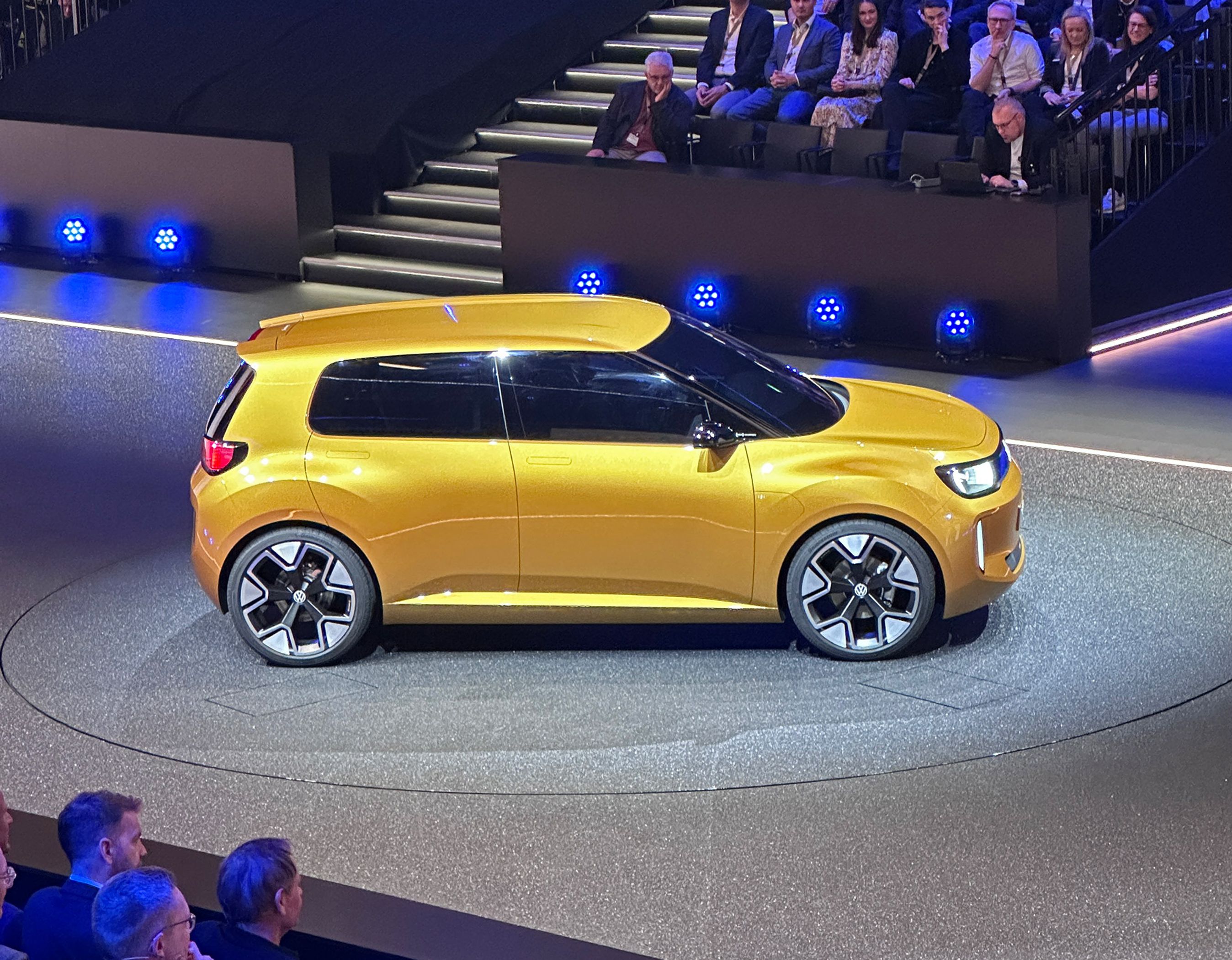 Gul ID-Every1 på scene.