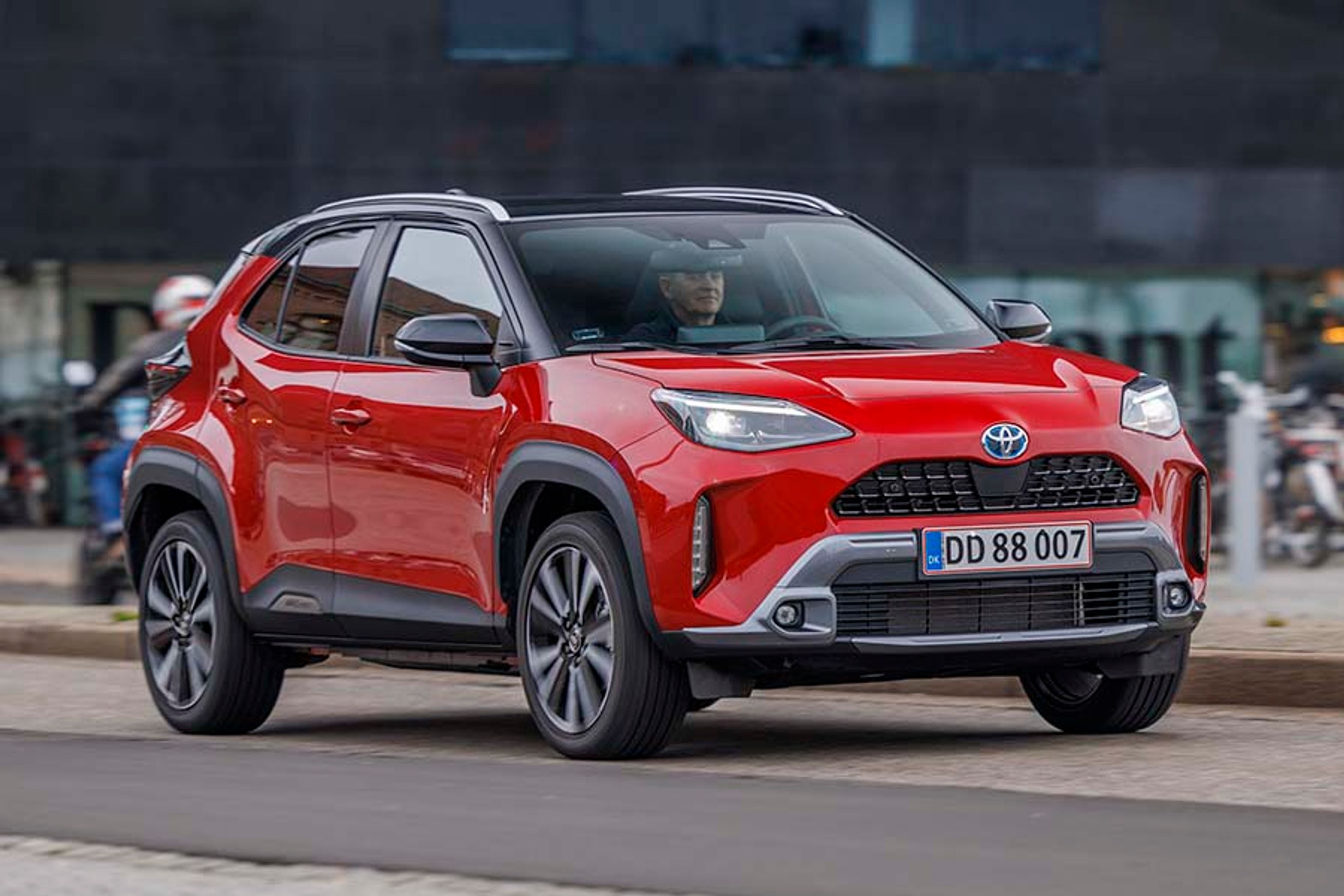 Yaris Cross har som mange nye Toyota-modeller et meget spændende og formfuldendt design. Klart en bil, som skiller sig ud i bybilledet. 