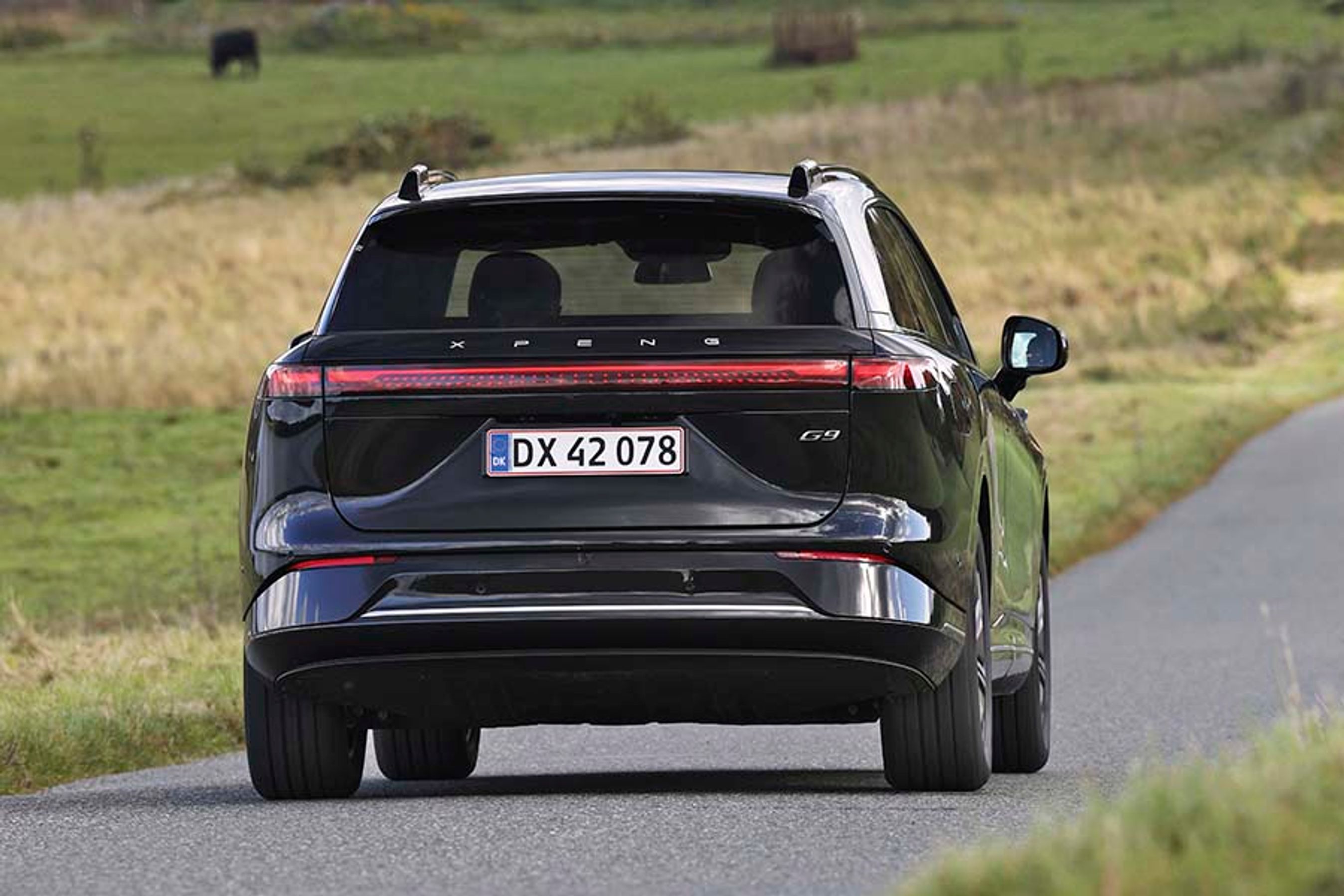 Elbilen Xpeng G9 set bagfra med marker i baggrunden