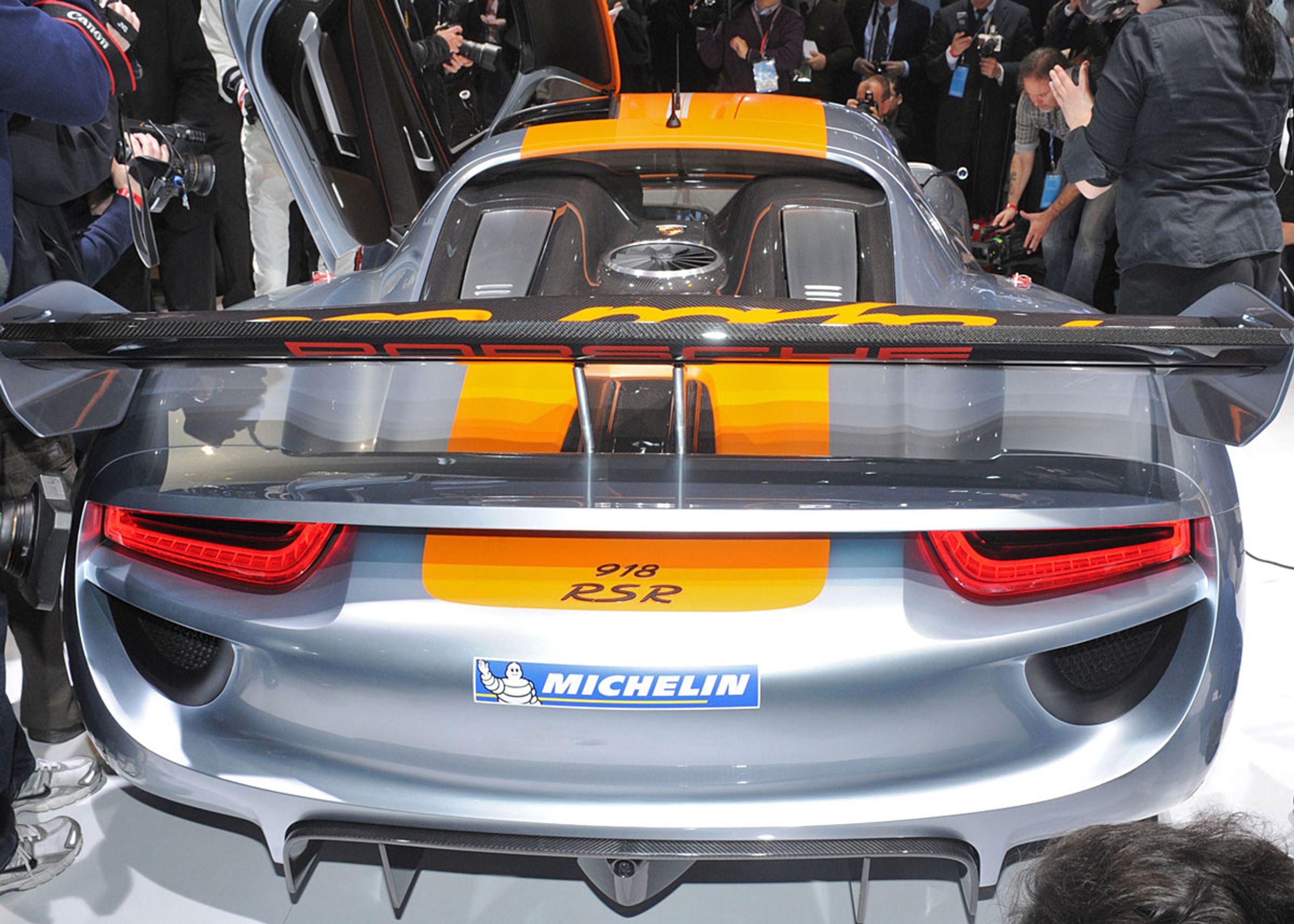 Porsche 918 har en V8 benzinmotor agter.