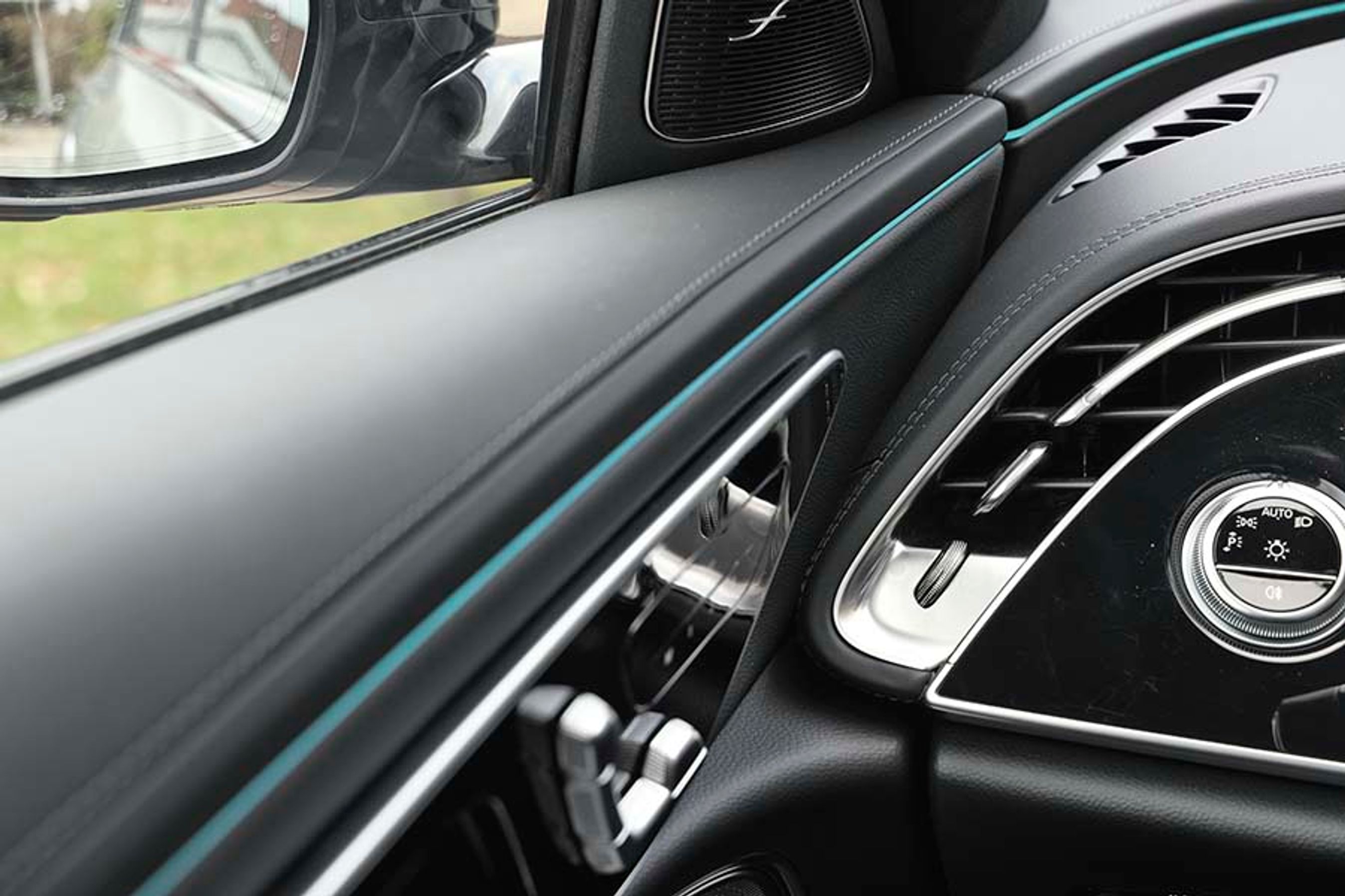 Det er en fornøjelse at studere de lækre materialer og detaljer, der er at finde overalt i kabinen.