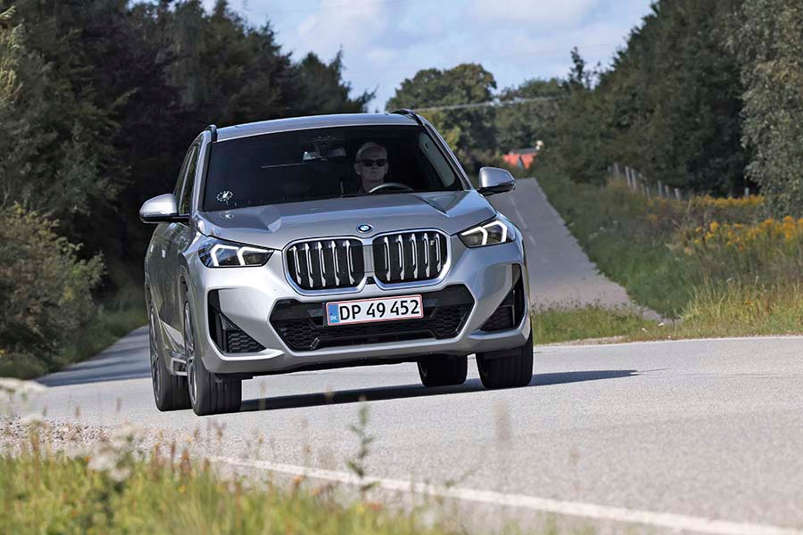 BMW er kendt for køreglæde, men i iX1 er køreglæden ikke dynamisk, men fokuseret på komfort. Den accelerer hurtigt, men den er ikke så involverende som tidligere BMW-modeller.