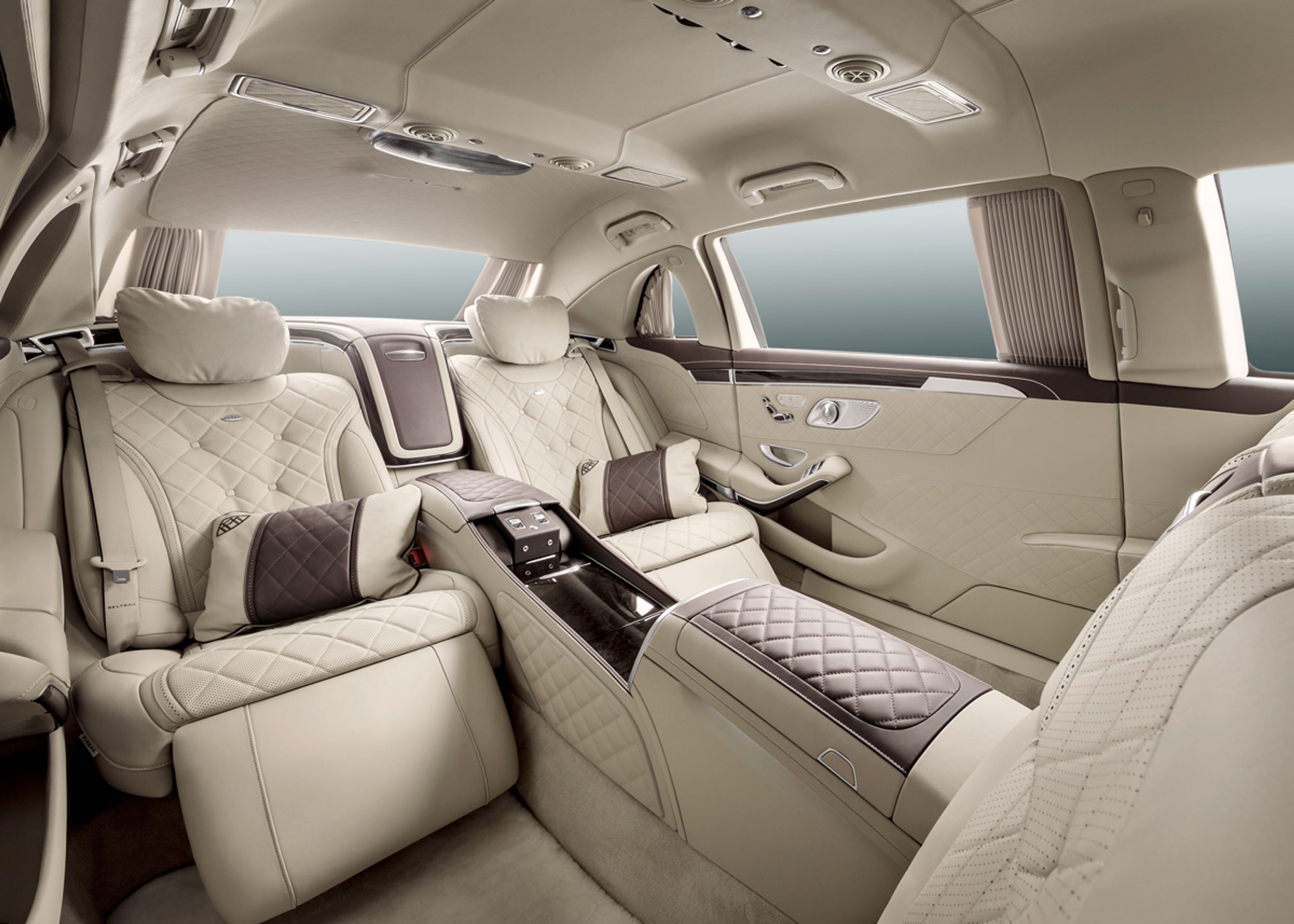 Så flot kan man rejse, hvis man har 13 mio. kr. til topmodellen hos Mercedes. Forrest i billedet er to "klapsæder".