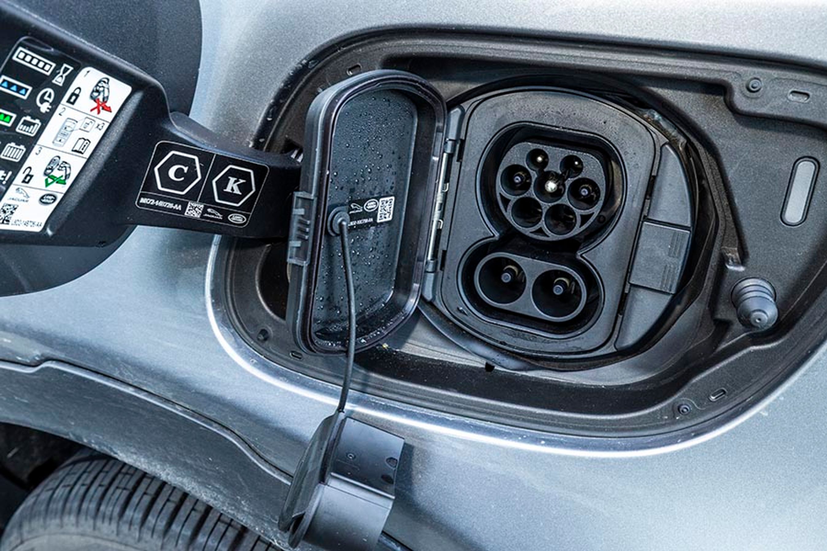 Man kan oplade bilen med en ladeboks, men bilen lader kun med én fase, og så tager en opladning op mod fire timer. Til gengæld kan bilen også DC-lades på farten via en hurtigoplader (50 kW), og så er der strøm på igen efter blot en halv time.