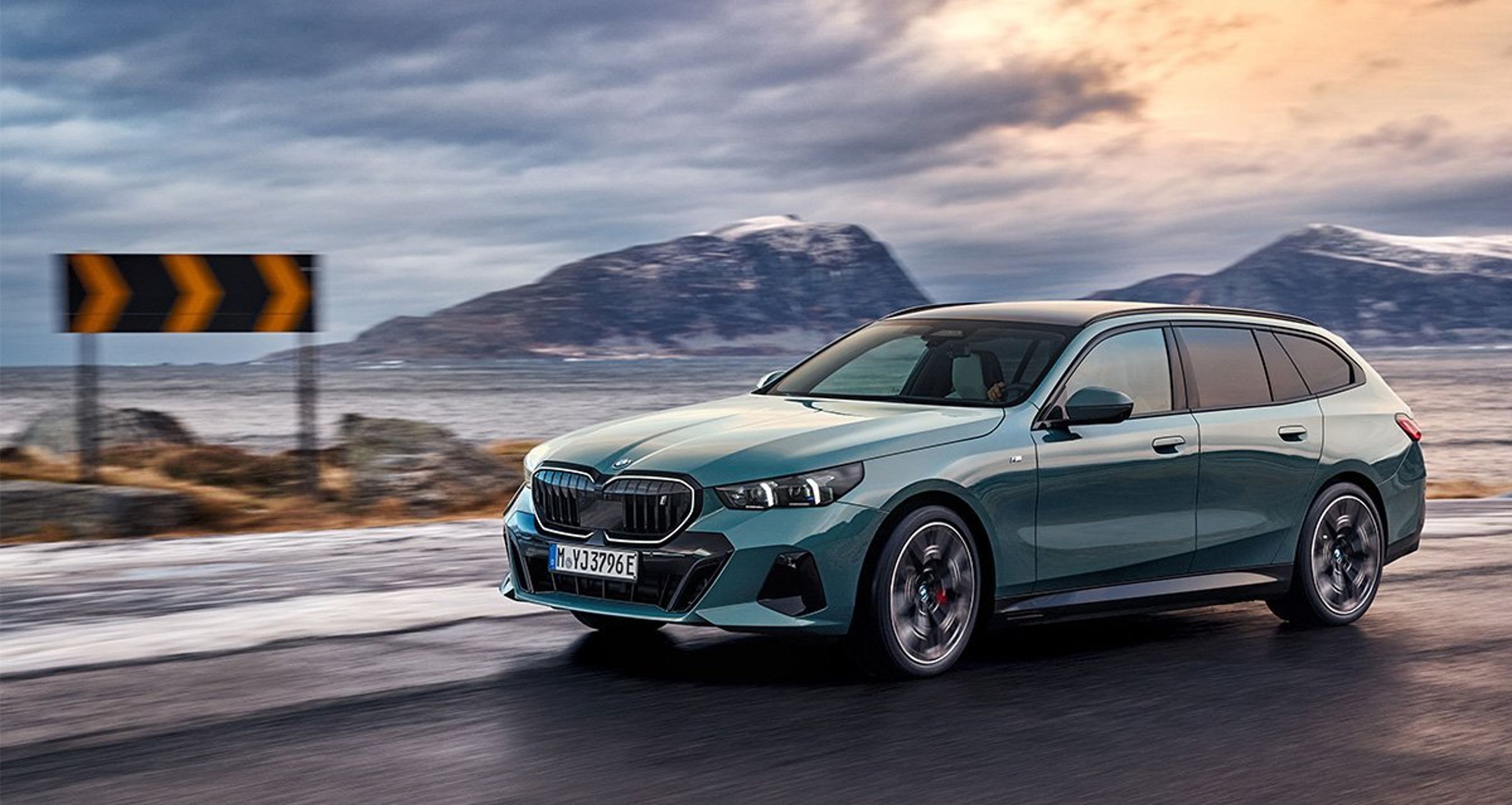 BMW 5-serie stationcar forfra i snelandskab.