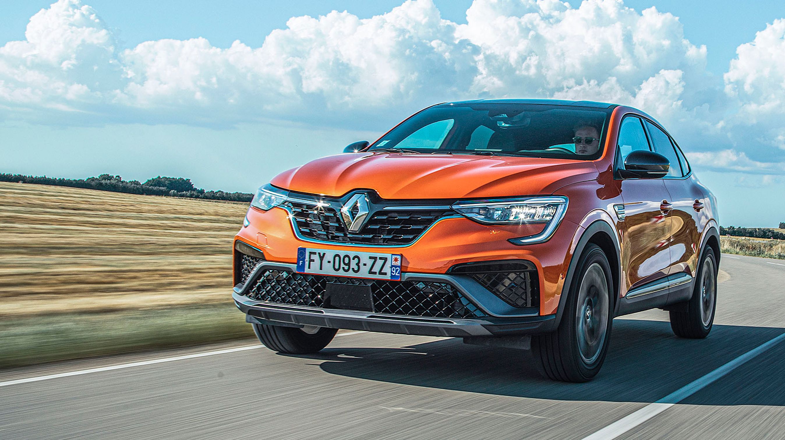 Renault Arkana er en firedørs blanding mellem en SUV og en coupé. Bemærk plastpanelerne ved hjulene og en ret høj frihøjde.