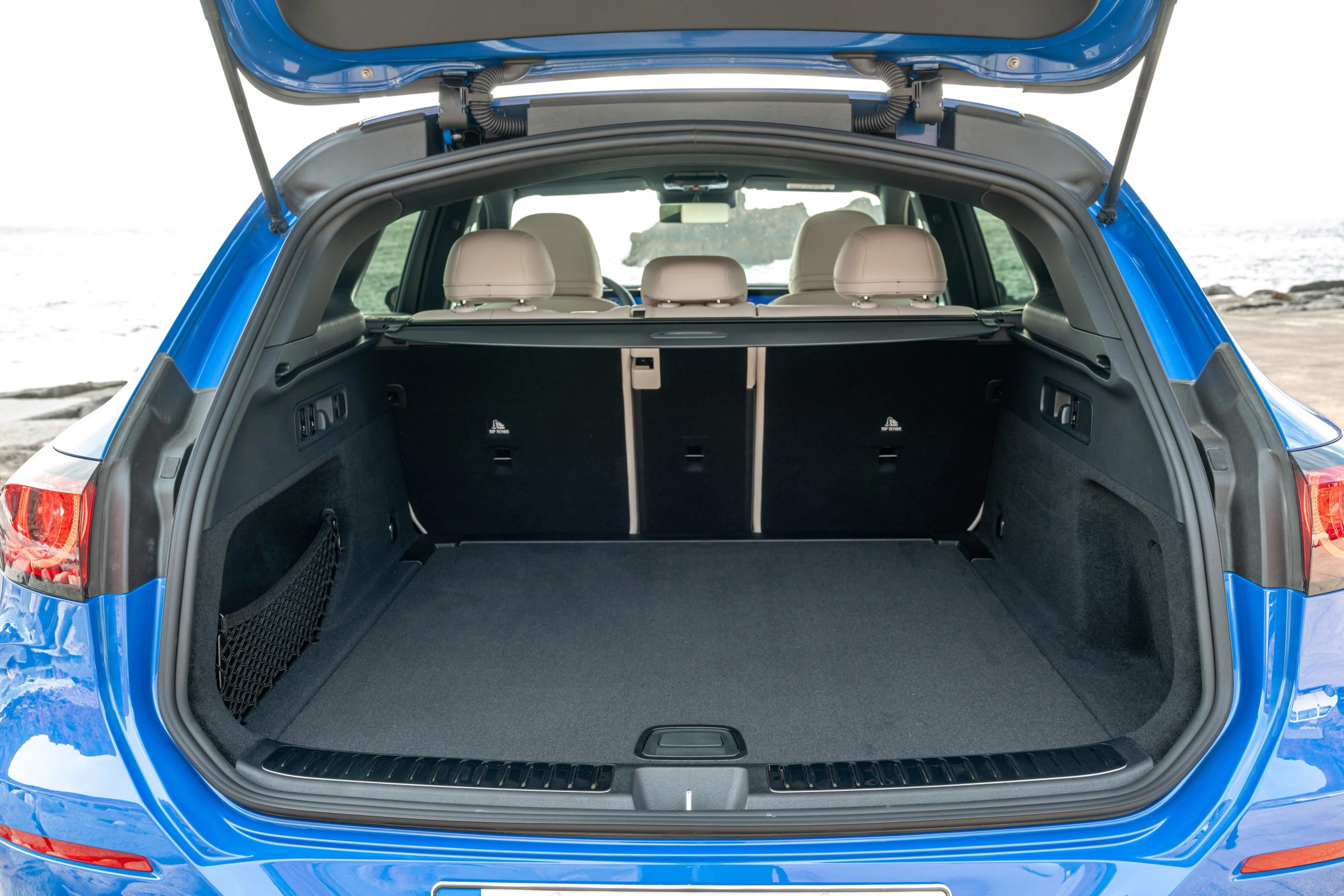 Bagagerummet med åbn klap på en Mercedes-Benz GLC