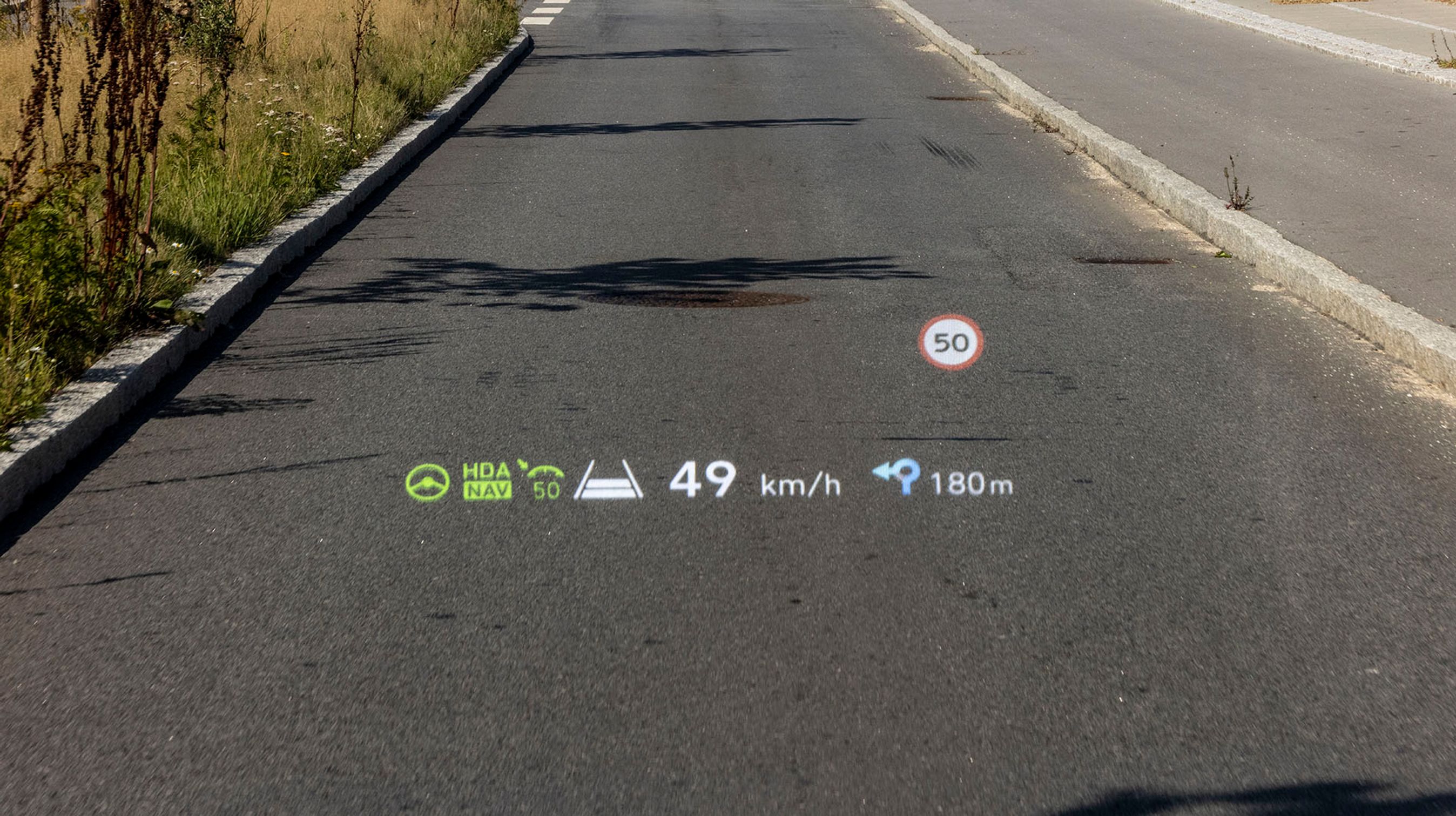 Et stort og tydeligt headup-display giver fine informationer lige i synsfeltet. Det er flot og meget brugbart.