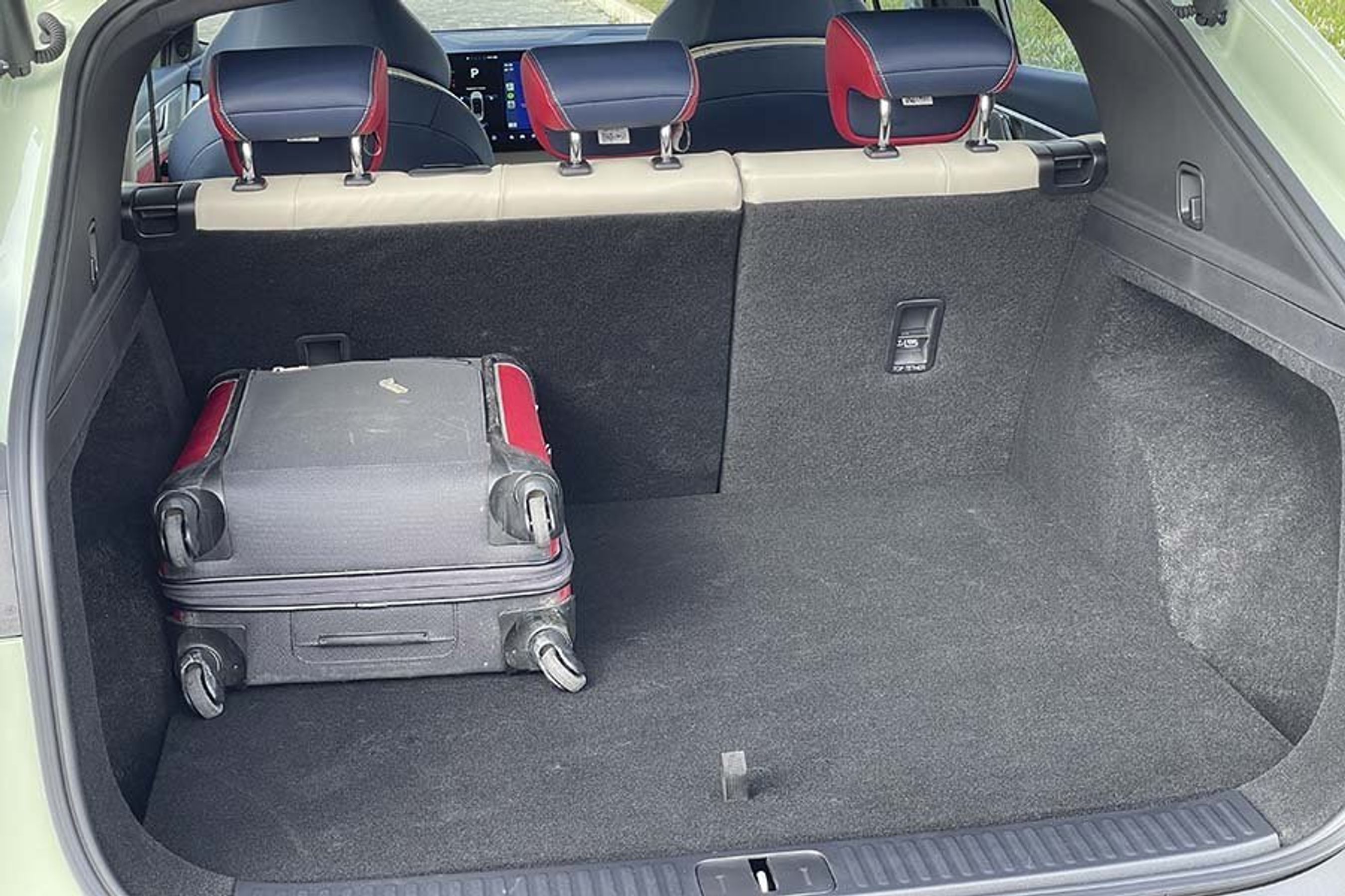 Der er et pænt stort bagagerum i Aiways U6