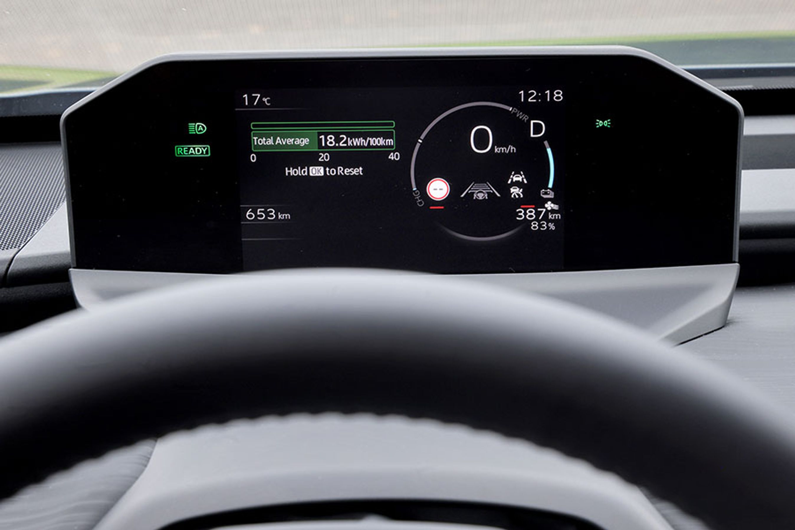 Ligesom i bZ4X er instrumentskærmen placeret over rattet i førerens synsfelt. I forhold til headup-display giver det større kontrast og jo højere farten er placeret, desto nemmere er det at aflæse. Der er også en enkel visning med både batterikapacitet samt forventet rækkevidde. 