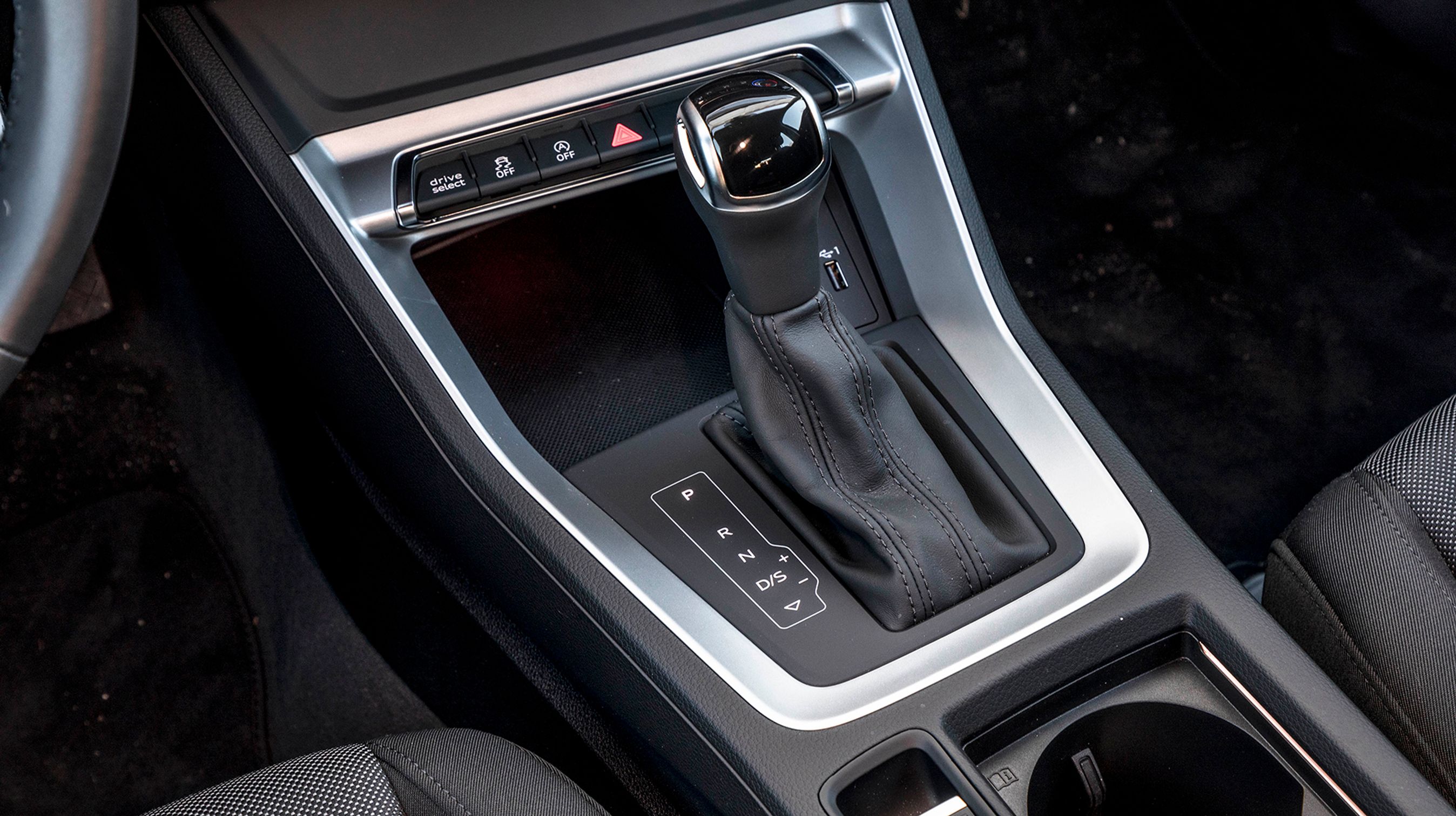 Gearvælgeren er let at betjene, men den er af den gammeldags type, hvor man selv skal huske at sætte den i „P“, når man parkerer. Mere moderne biler går automatisk i „P“, når tændingen slås fra.