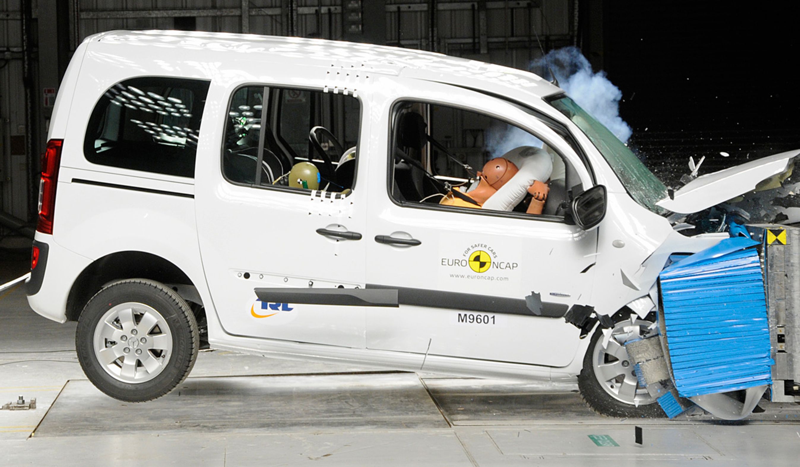 Mercedes-Benz Citan slap ikke godt fra mødet med barrieren.