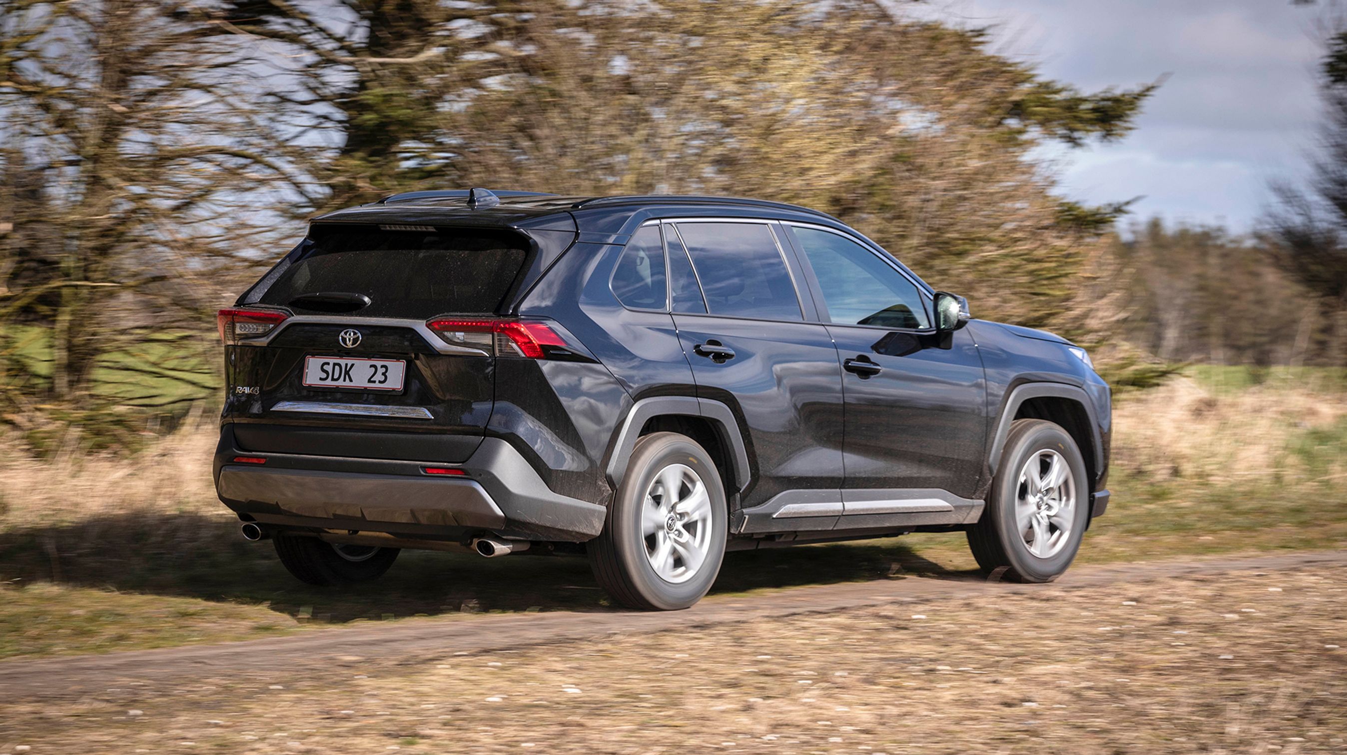 Det er skarpe linjer, der kendetegner designet i den nye RAV4. LED-baglygterne er standard.