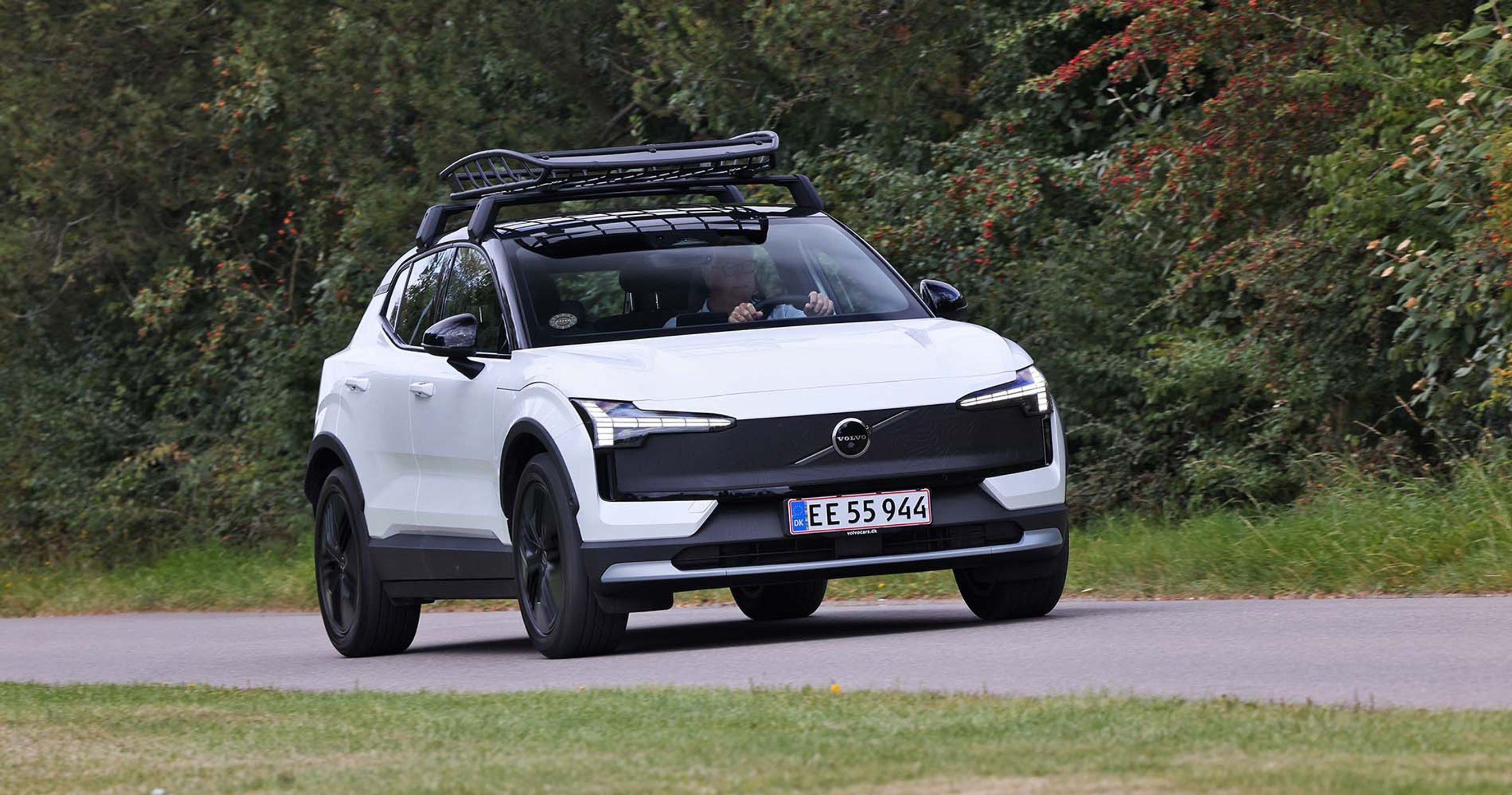 Volvo EX30 CC set forfra med træer i baggrunden