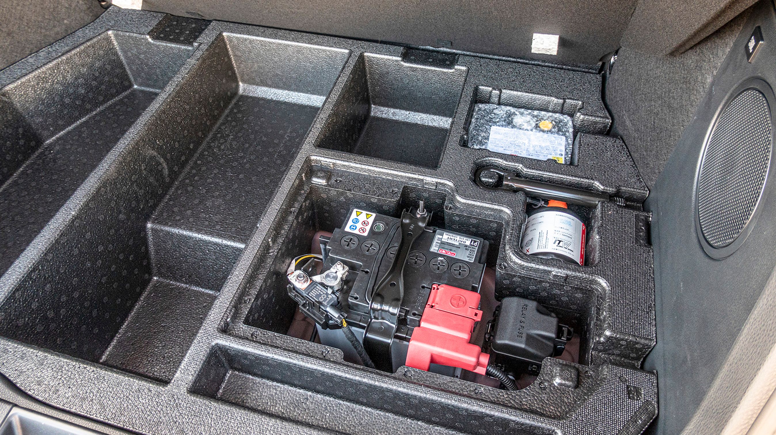 Rummet under gulvet er reduceret i 2.0-hybriden, da startbatteriet er flyttet fra motorrummet til bagagerummet. Dermed skrumper bagagepladsen fra 377 liter til 358.