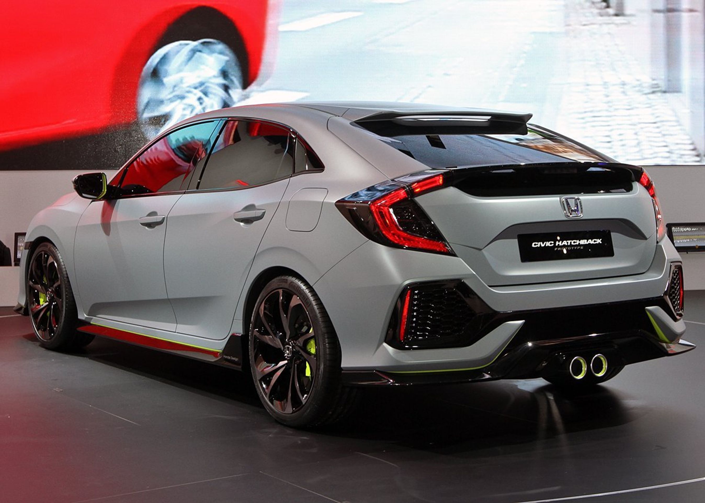 Særligt bagfra er der overdrevet på konceptmodellen. De dobbelte udstødningsrør i midten kunne være forbeholdt den næste Civic R. Baglygterne er givetvis de "rigtige".