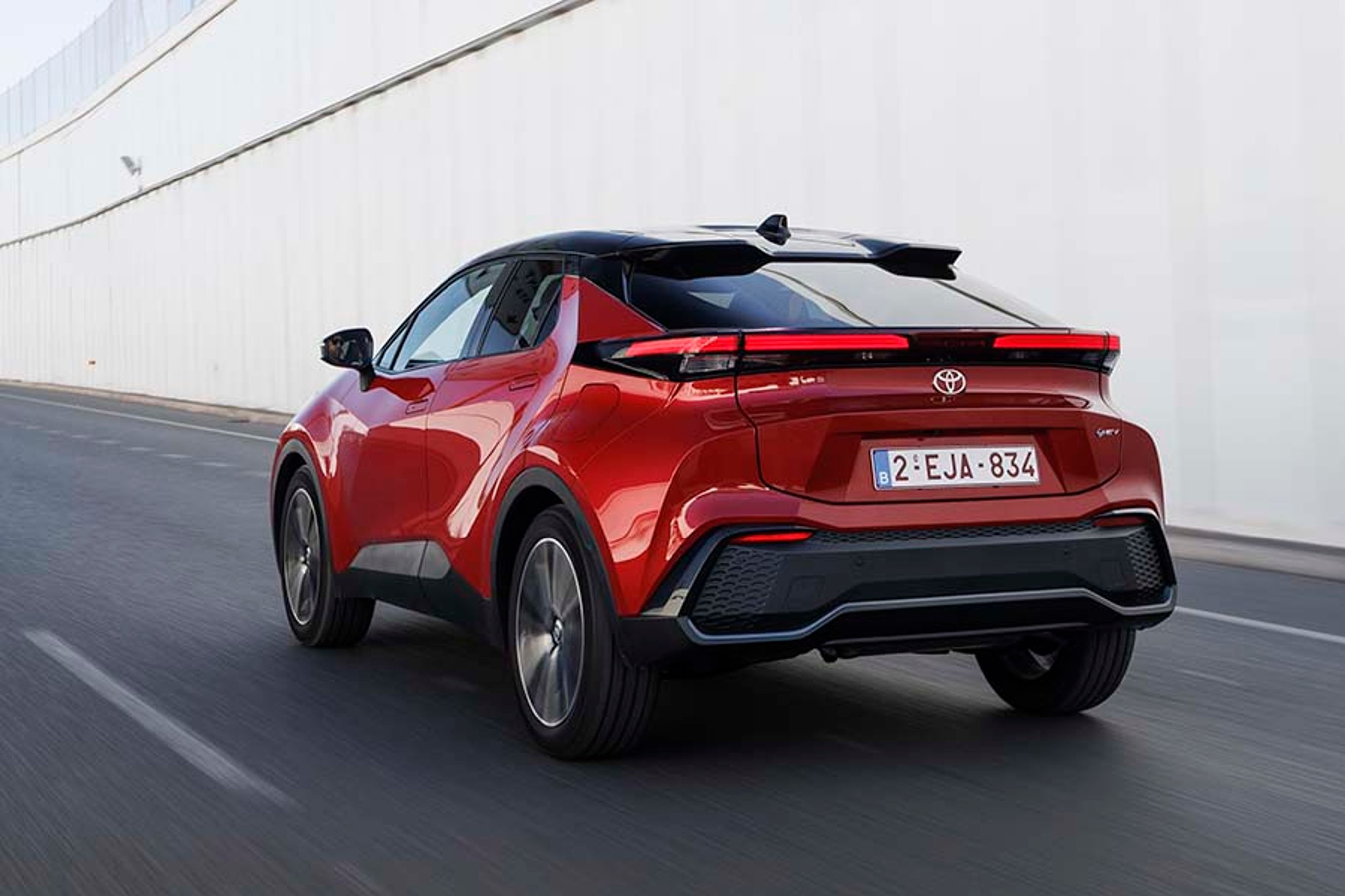 Sort tag er en mulighed på flere udgave af C-HR, og den findes også i en version, hvor bagdelen af bilen også er malet helt sort. Det skiller den designmæssigt mere ud i trafikken.