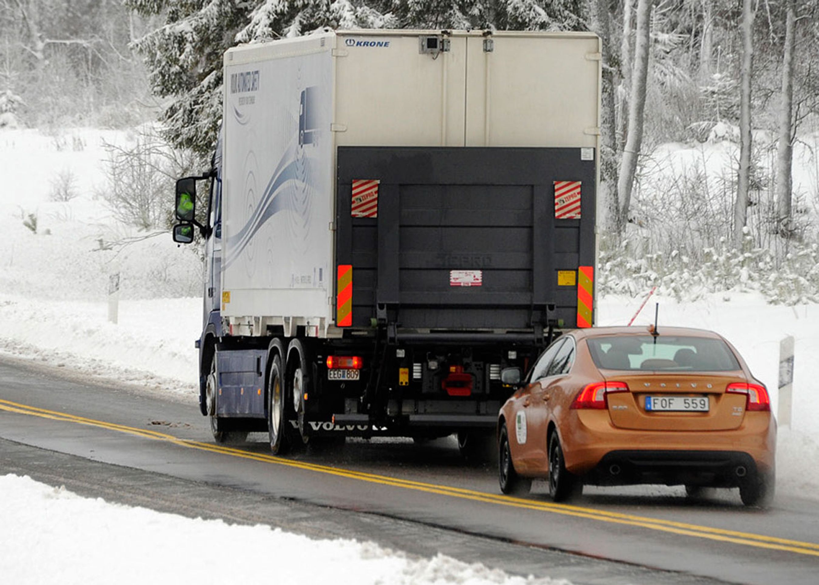 Det første praktiske forsøg med vejtog gik fint, selv om sne dækkede nogle vejstriber på Volvos testanlæg nordøst for Gøteborg.
