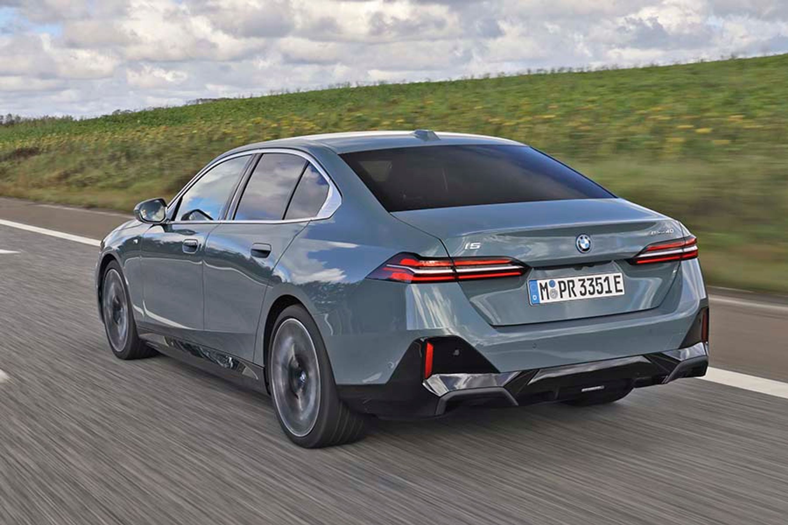 Den klassiske firedørs sedan, som BMW i5 i første omgang dukker op som, har to store vandrette LED-lygter med det store og kendte BMW-logo i midten. Senere dukker også en stationcar op.