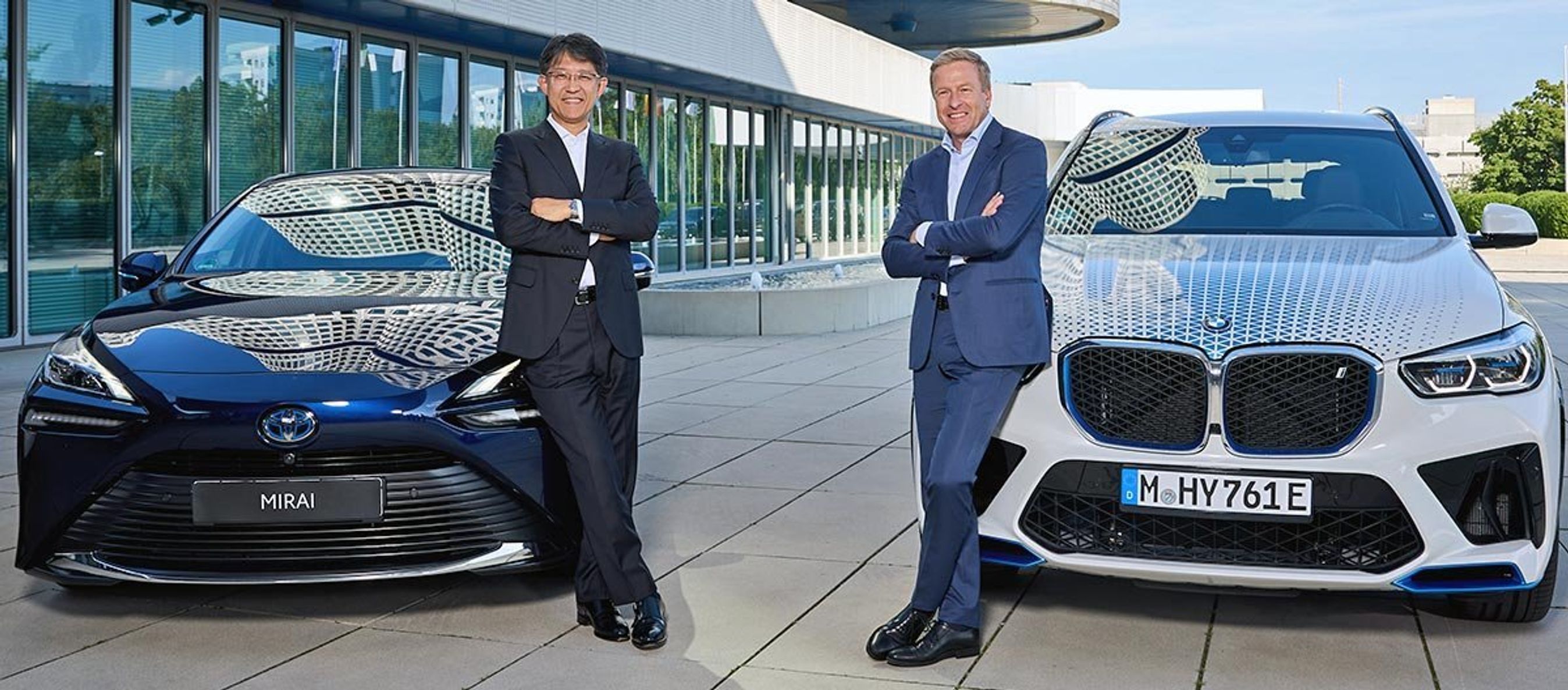 To personer foran to biler.