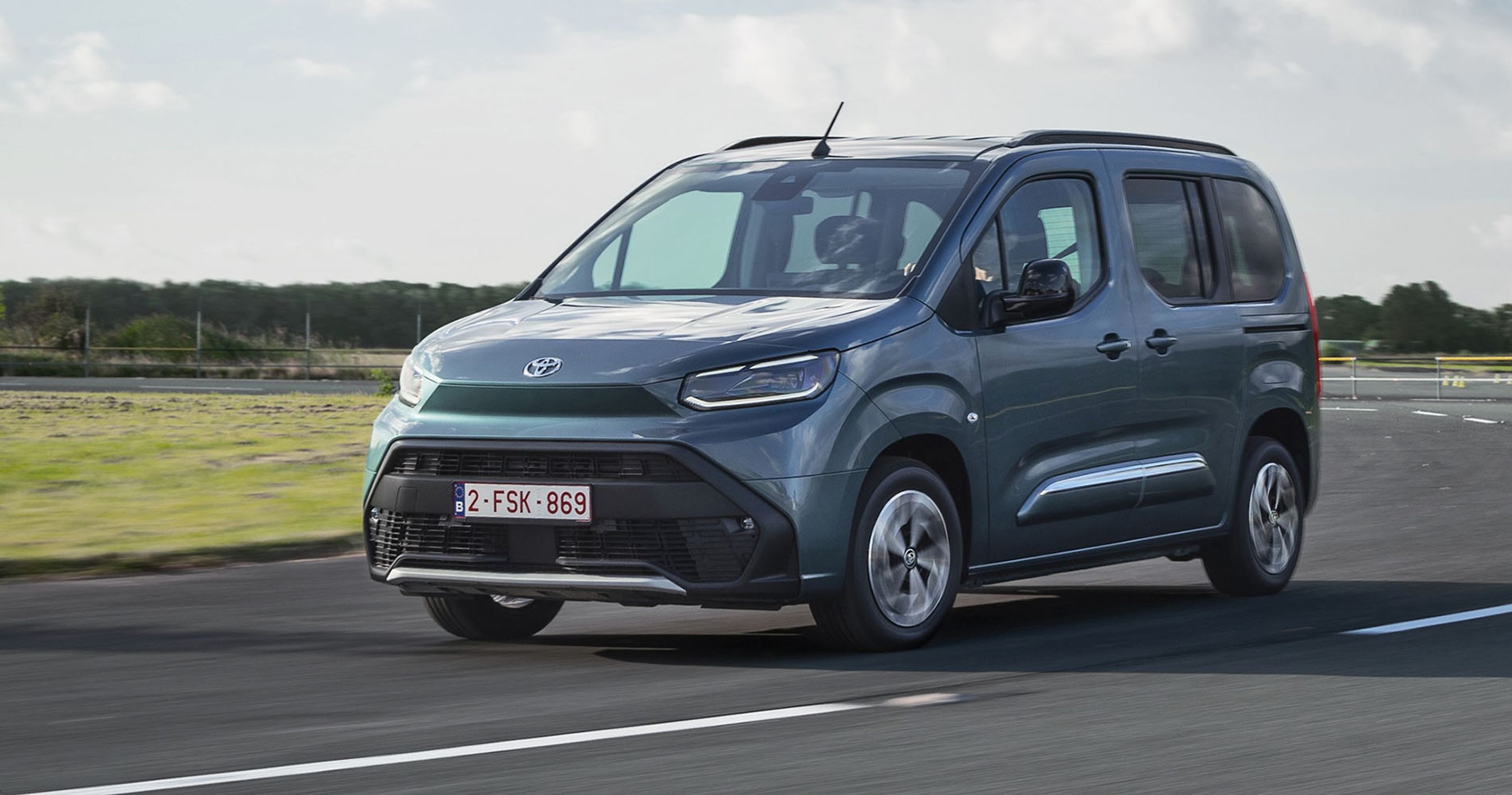 Toyota Proace City Verso set forfra på vej