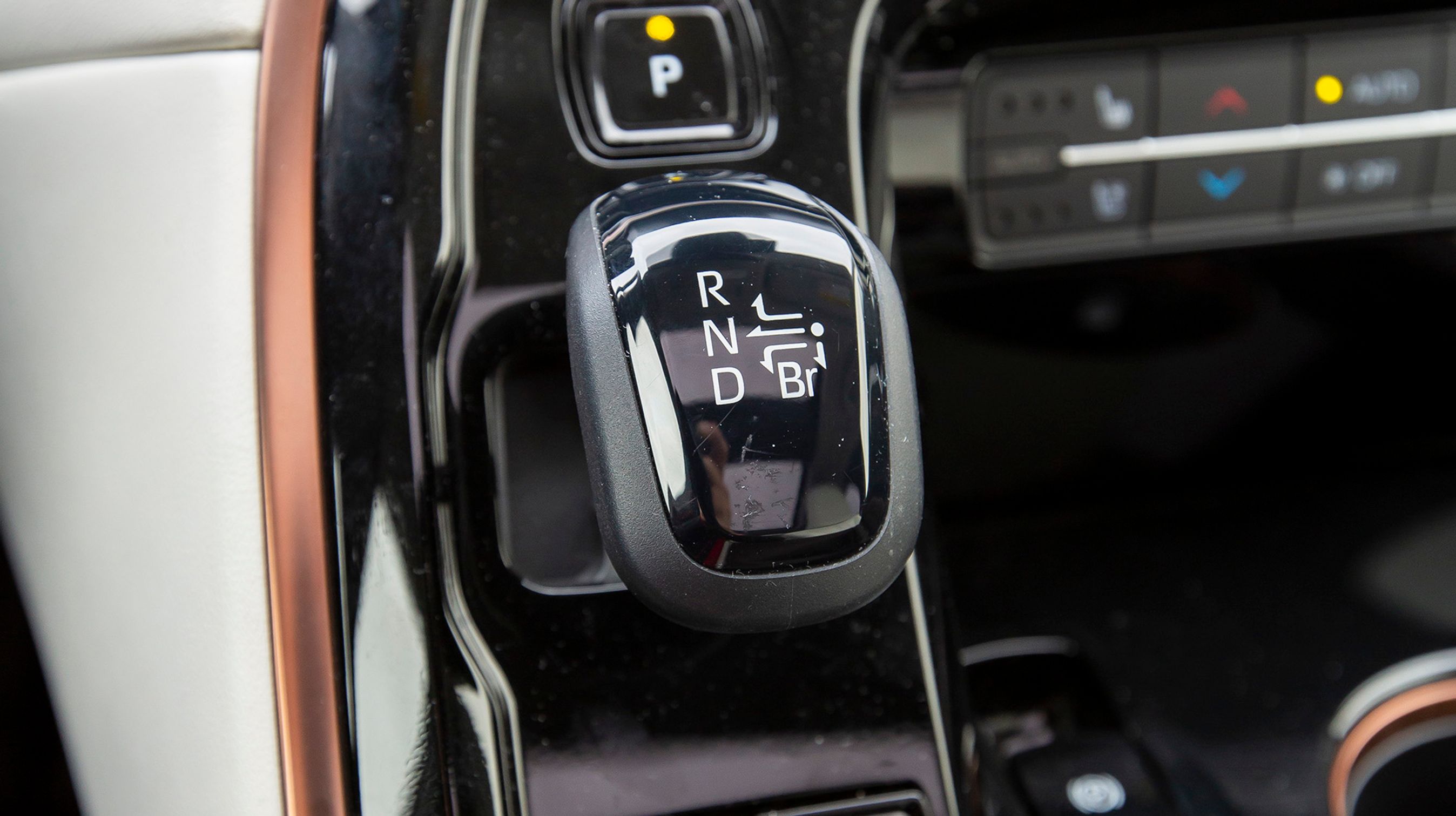 Ejere af bl.a. Toyota Prius vil nikke genkendende til den lille gearstang, der er elektronisk, og hvorfra man med et lille vip kan bestemme kørselsretningen. I position B virker motoren som en kraftig motorbremse, der genererer strøm, hver gang speederen slippes.