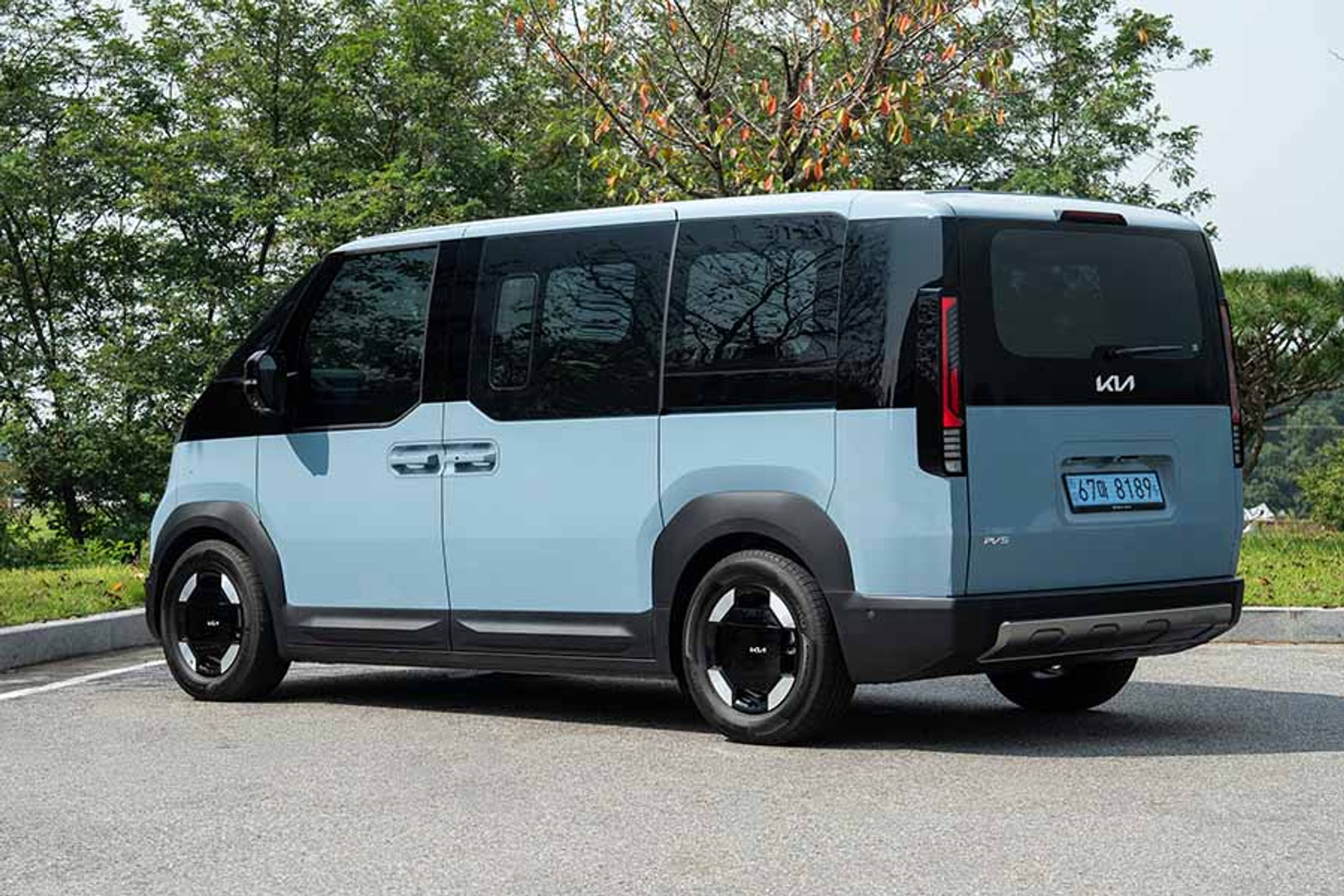 Der er tale om et meget kantet design med lodrette sider og en lodret bagende. Den tophængslede bagklap er kun elbetjent i topudgaven og er ellers noget stor at håndtere. I de dyreste udgaver kan man åbne vinduet i skydedørene, der så også er elektrisk betjente.