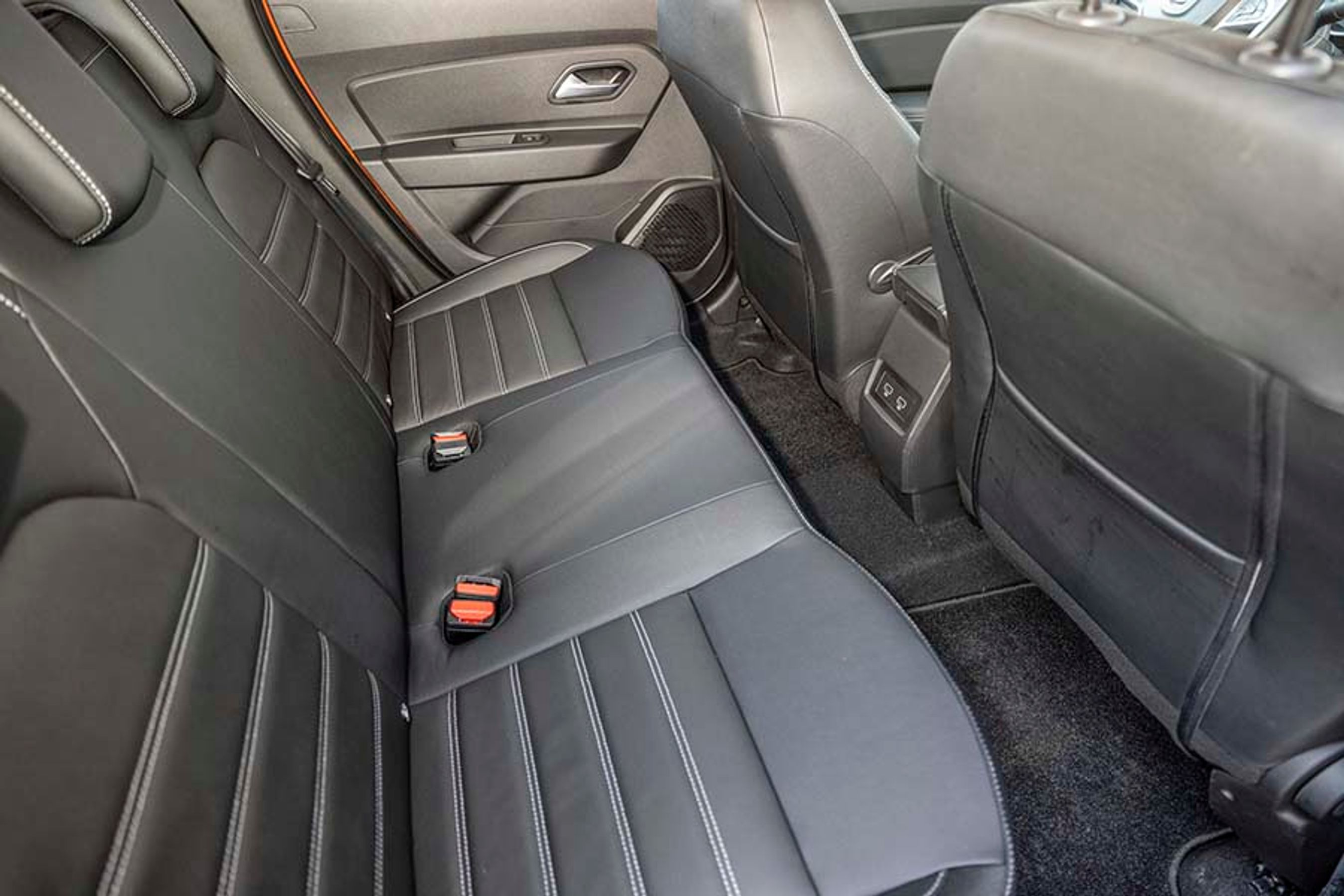 Det er fint med kunstlæder (+5.000 kr.), men på bagsædet vil det være mere interessant med mere benplads og friskluftdyser til passagerne. De to usb-stik til opladning af f.eks. mobiler er med i en pakke til 3.800 kr.  