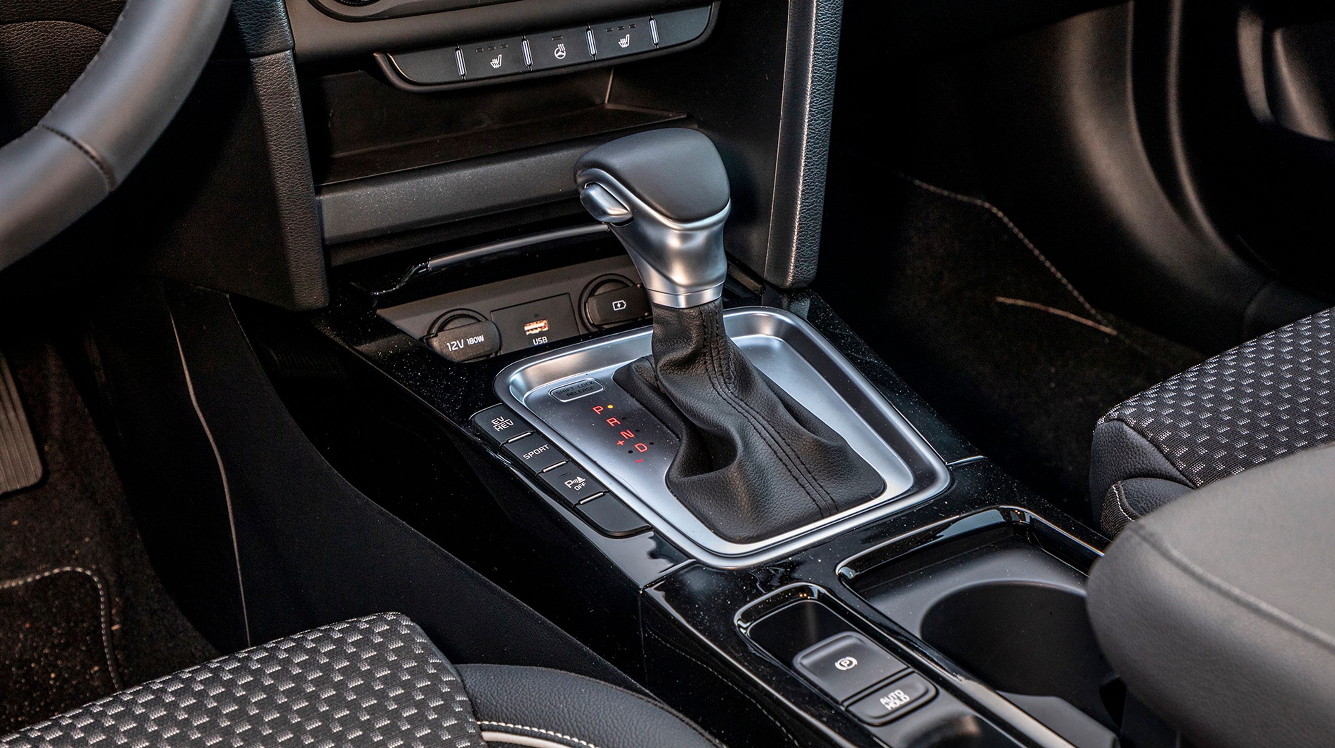 Gearstangen er af den gammeldags type, hvor man selv skal sætte den i 'P', når man har trykket på Stop-knappen.