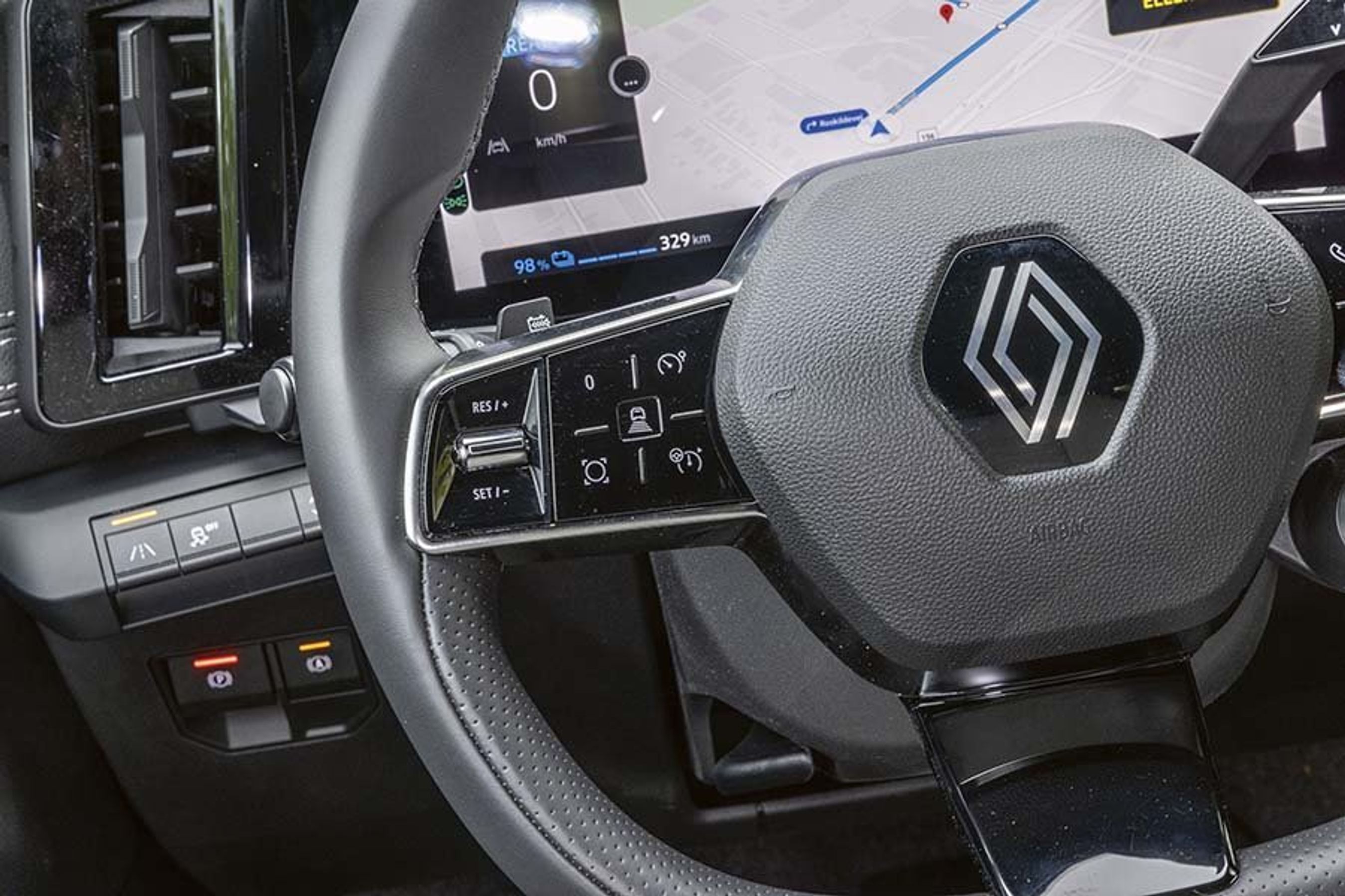 Fartpiloten og vognbaneassistenten (ekstraudstyr) fungerer fint og er lette at betjene.