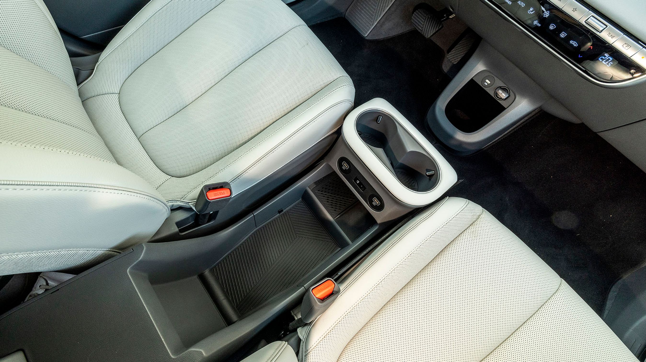 Midterkonsollen er yderst rummelig, og den kan forskydes frem og tilbage. Der er to USB-stik, men de sjovt nok af den gammeldags type.