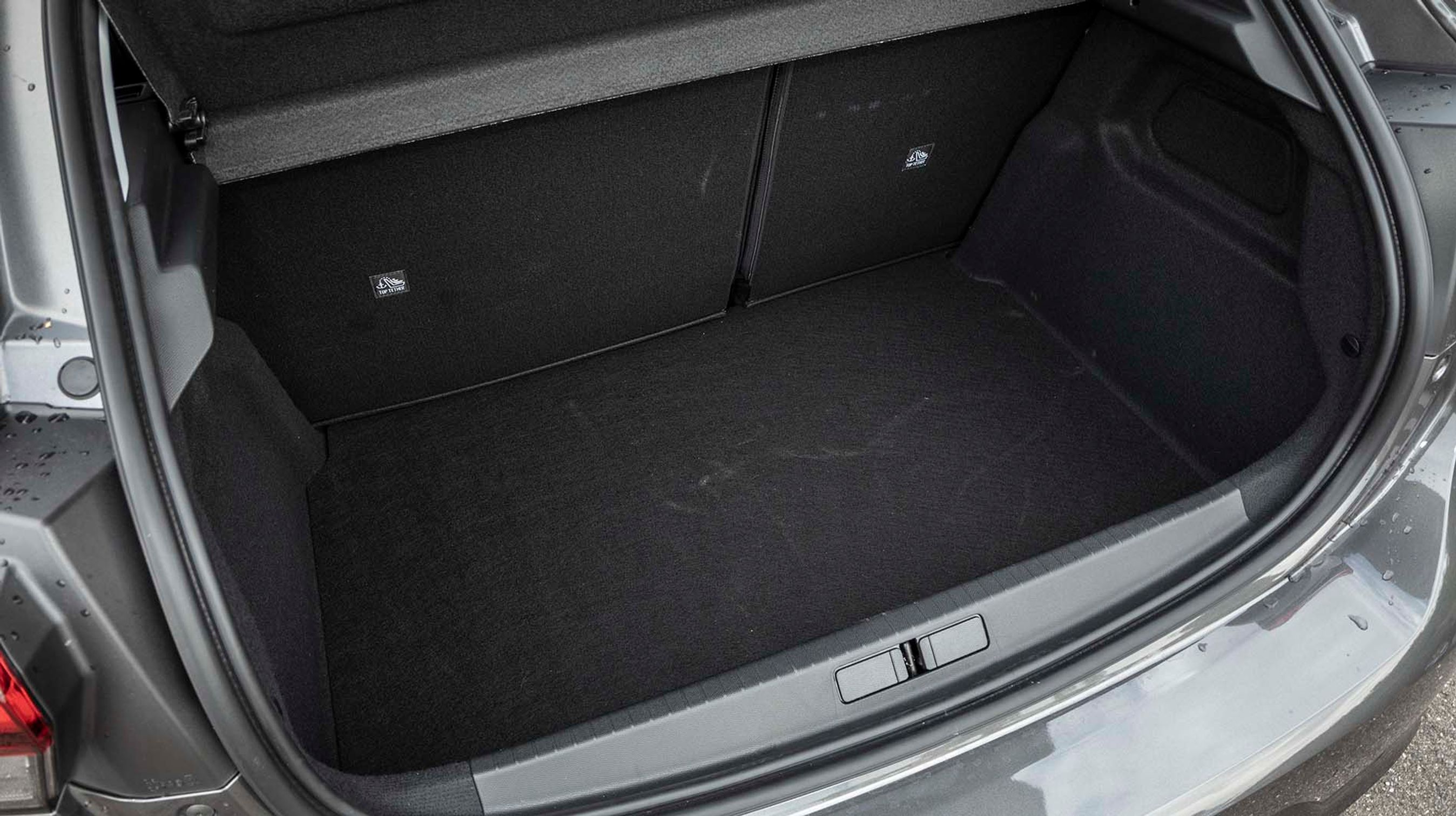 Bagagerummet rummer 309 liter og føles pænt stort og dybt. Gulvets højde kan ikke justeres, og når man folder bagsædet forover, dannes der en ret høj kant. Under gulvet findes et lappekit.