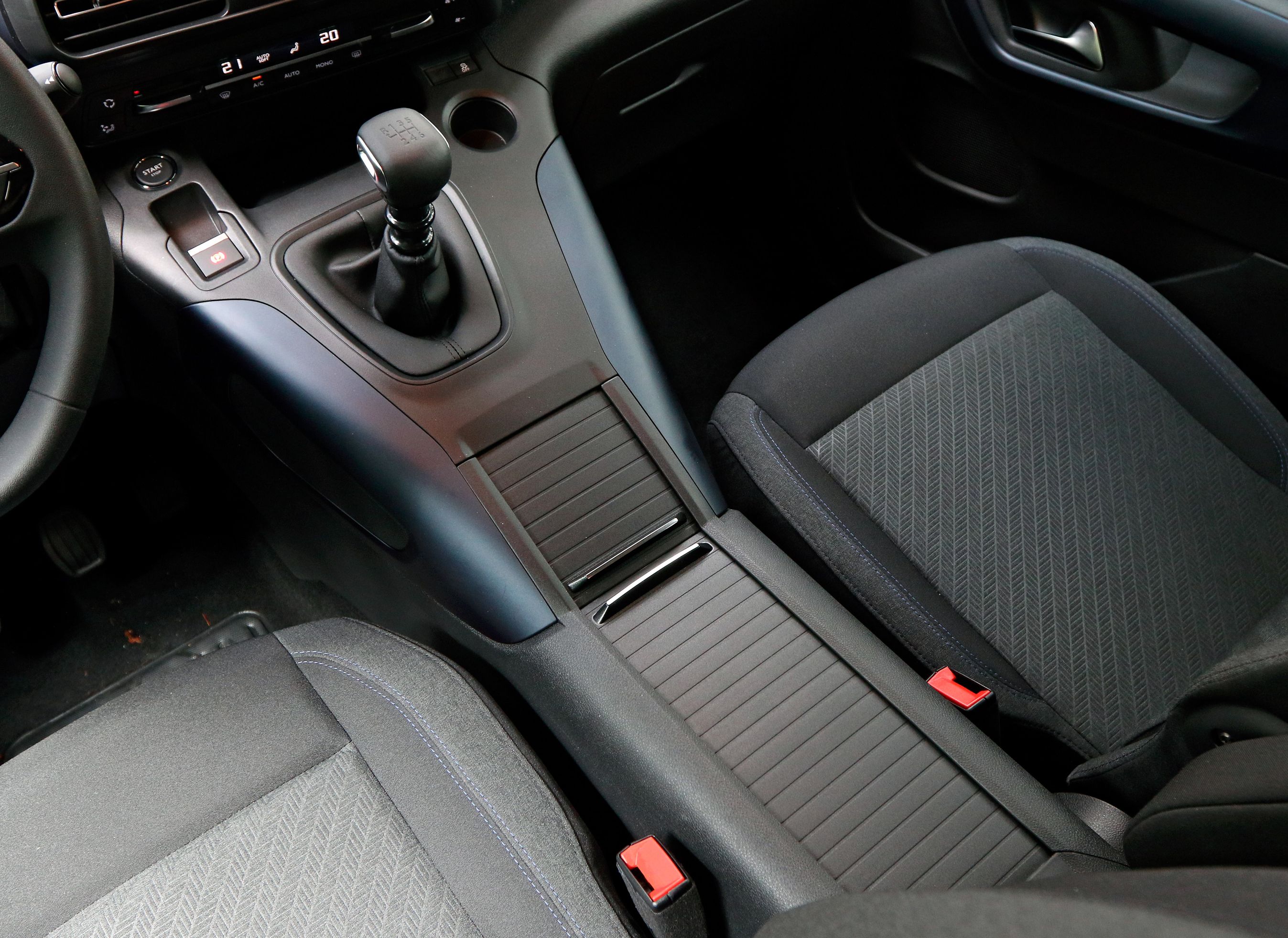 Den store og praktiske midterkonsol.