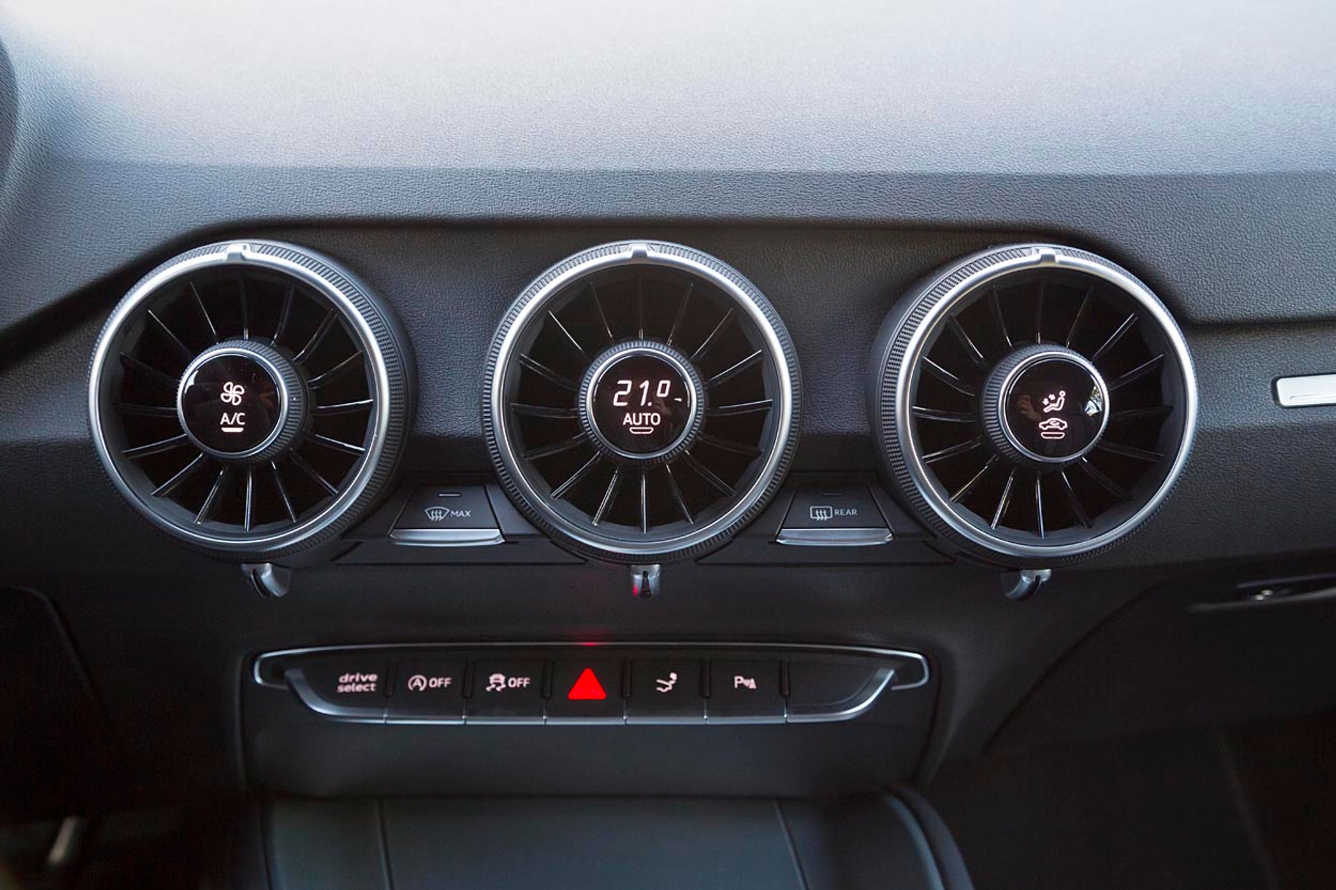 De runde friskluftdyser er udformet som små jetturbiner, og i midten af dem alle sidder betjening af sædevarme og klimaanlæg.