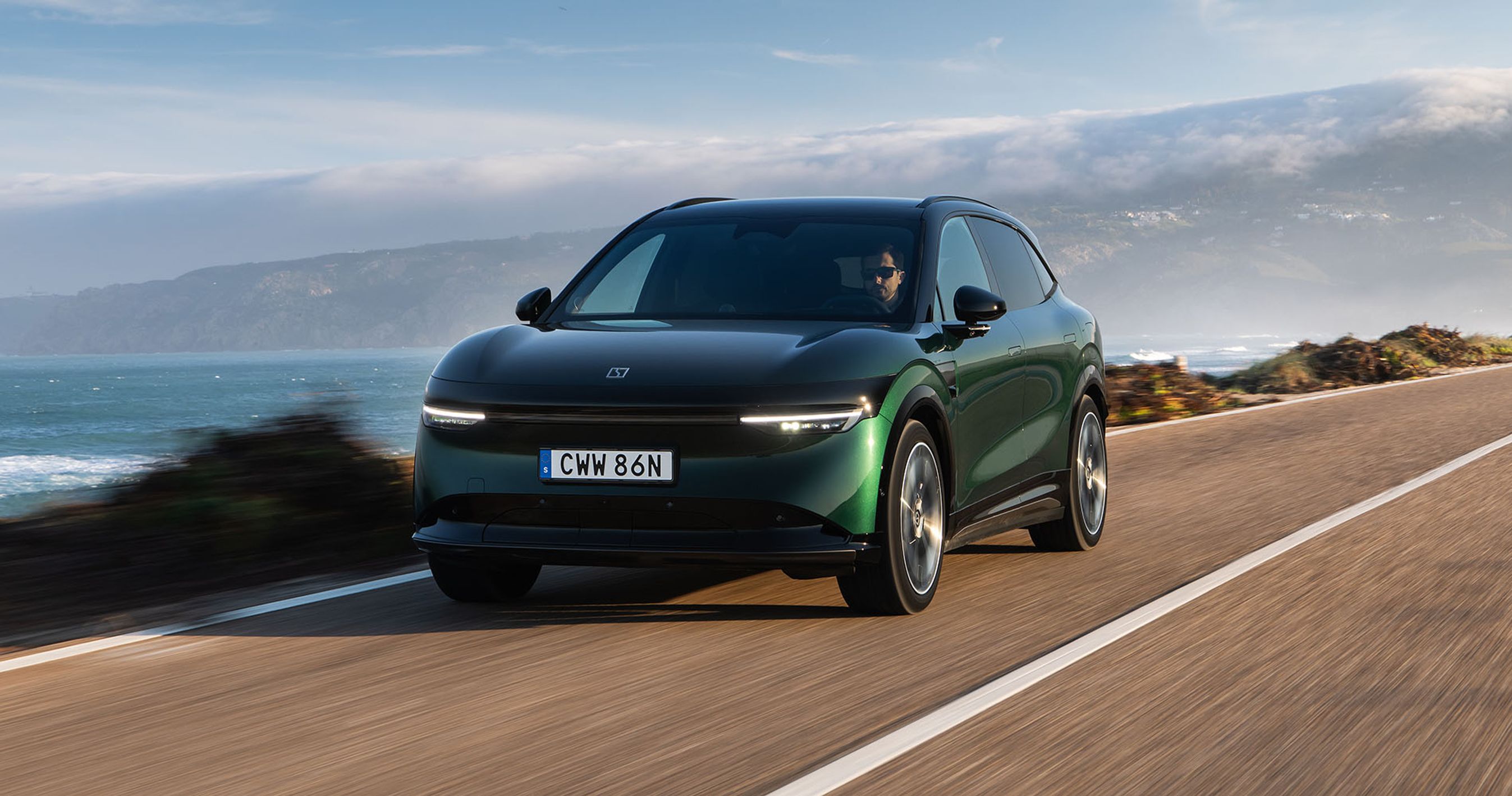 Zeekr 7X set forfra, mens den kører langs havet