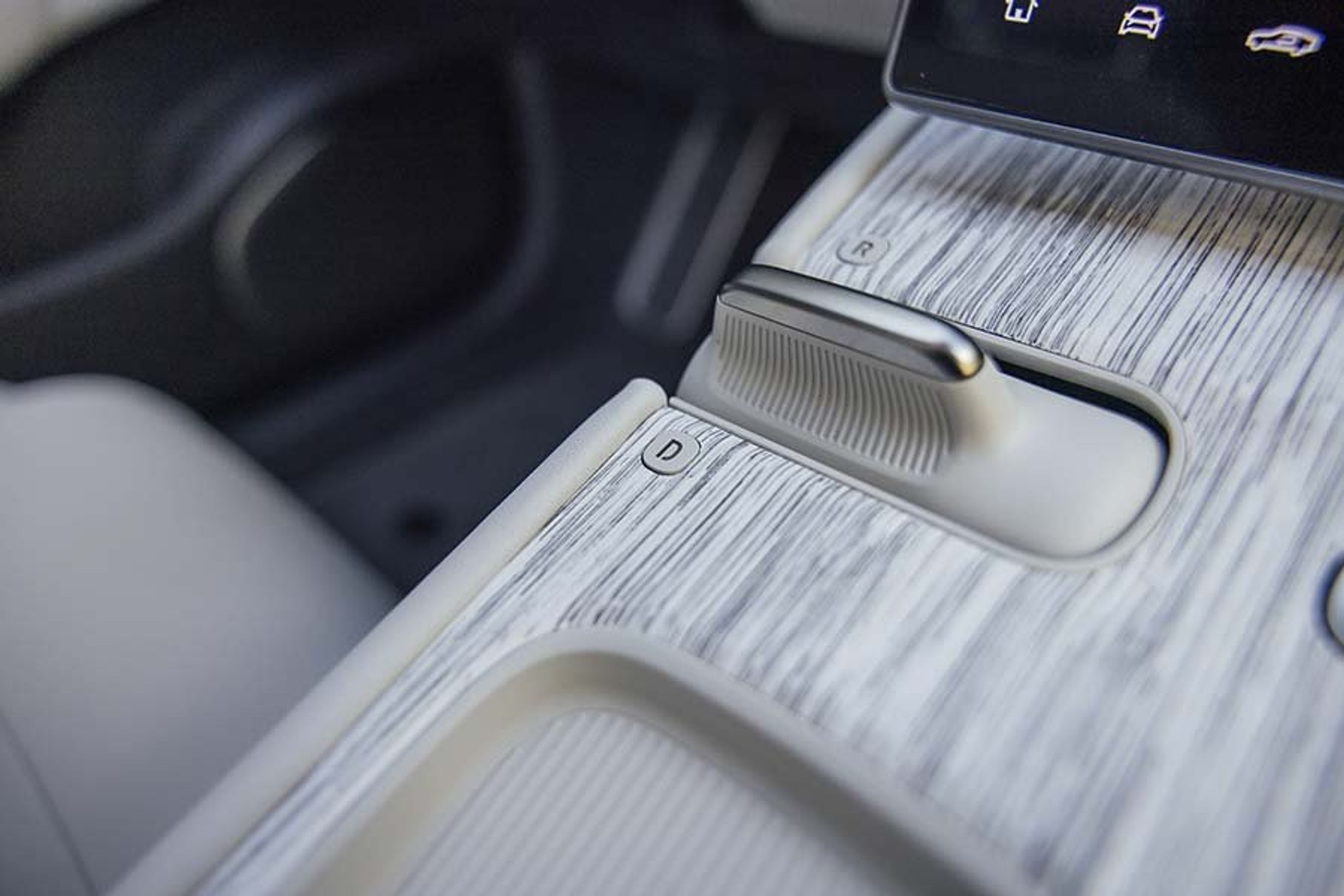 Gearvælgeren er godt anbragt og nem at betjene.