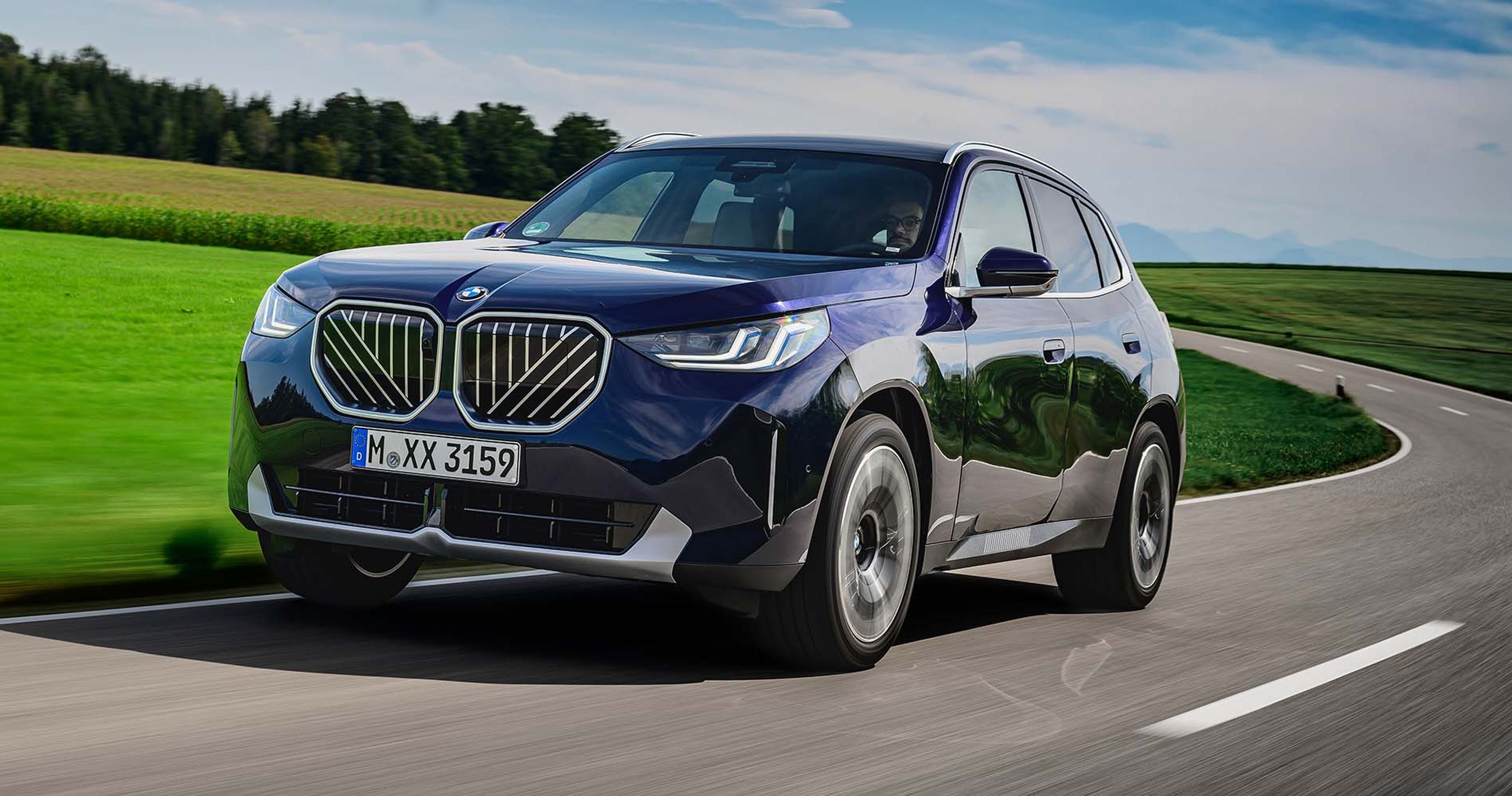 BMW X3 kører i sving på bjergvej