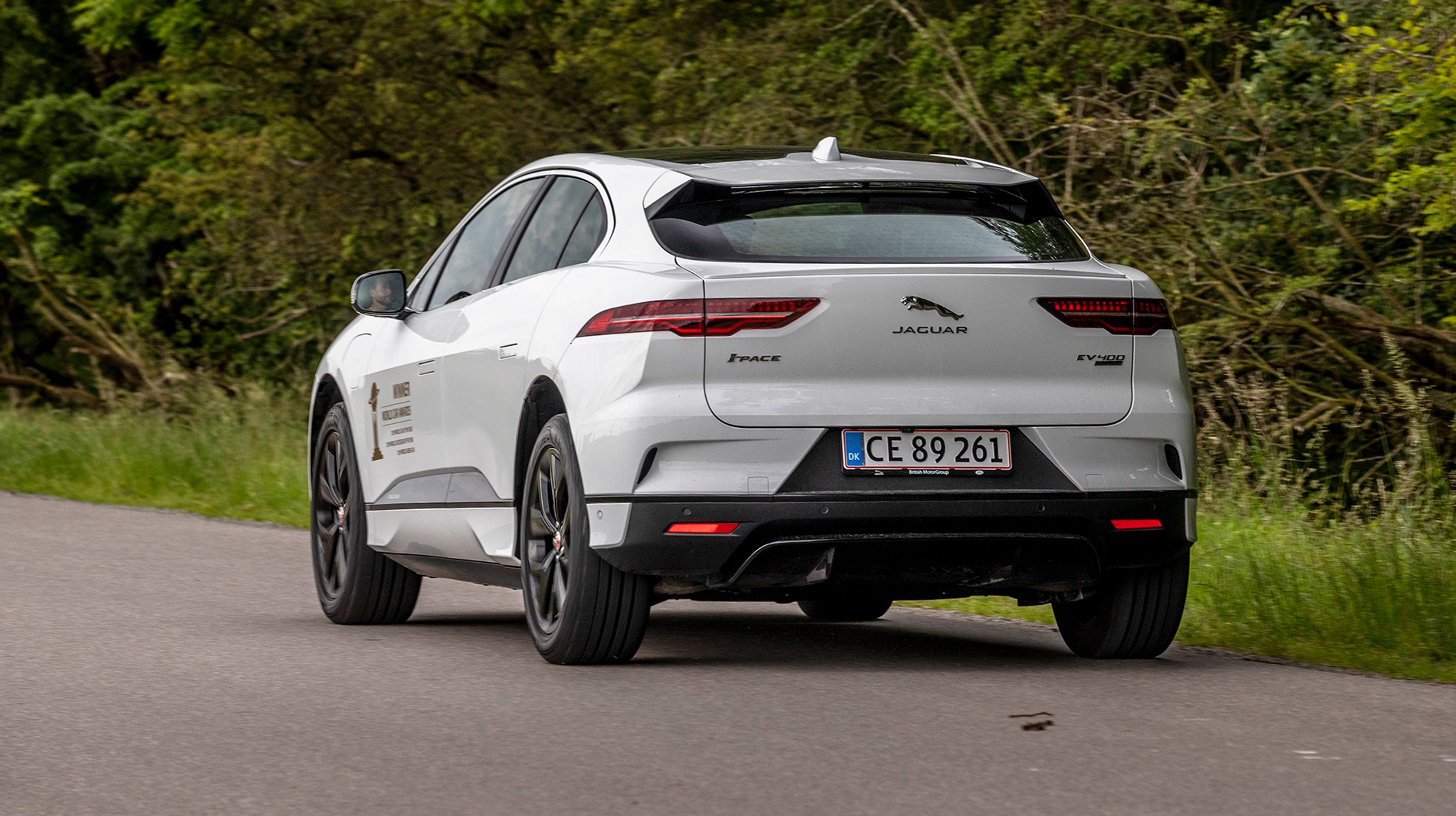 Jaguar I-Pace er fra starten skabt som en elbil. Den trækker på alle fire hjul og har omkring 400 hk.