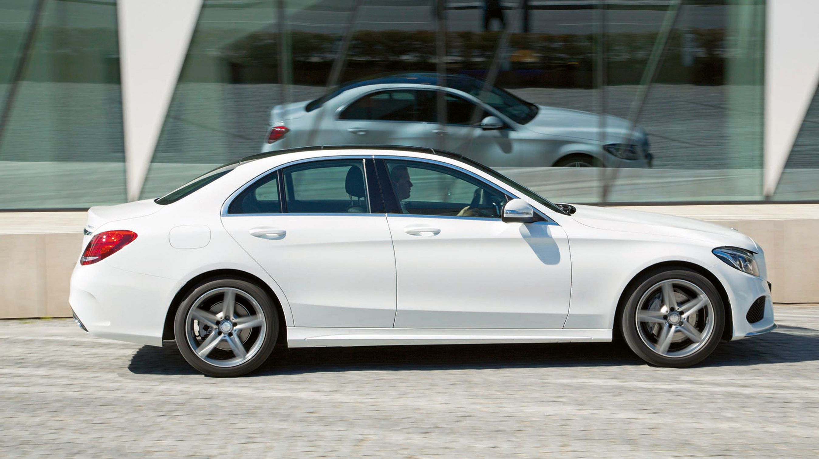 Endnu findes C-klassen kun som firedørs sedan, men senere på året dukker en stationcar op i modelprogrammet.