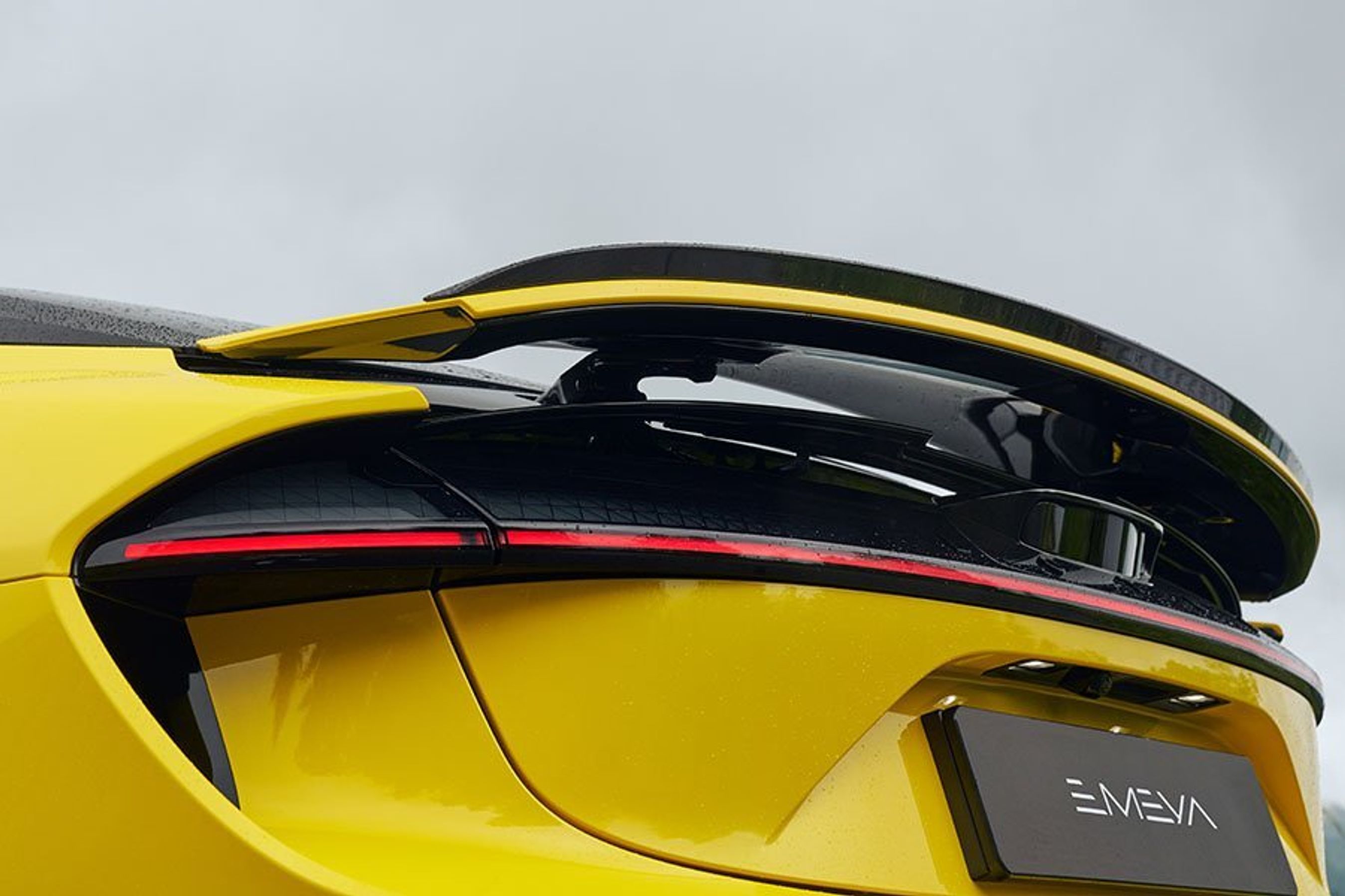 Spoiler på bagenden af en Lotus Emeya