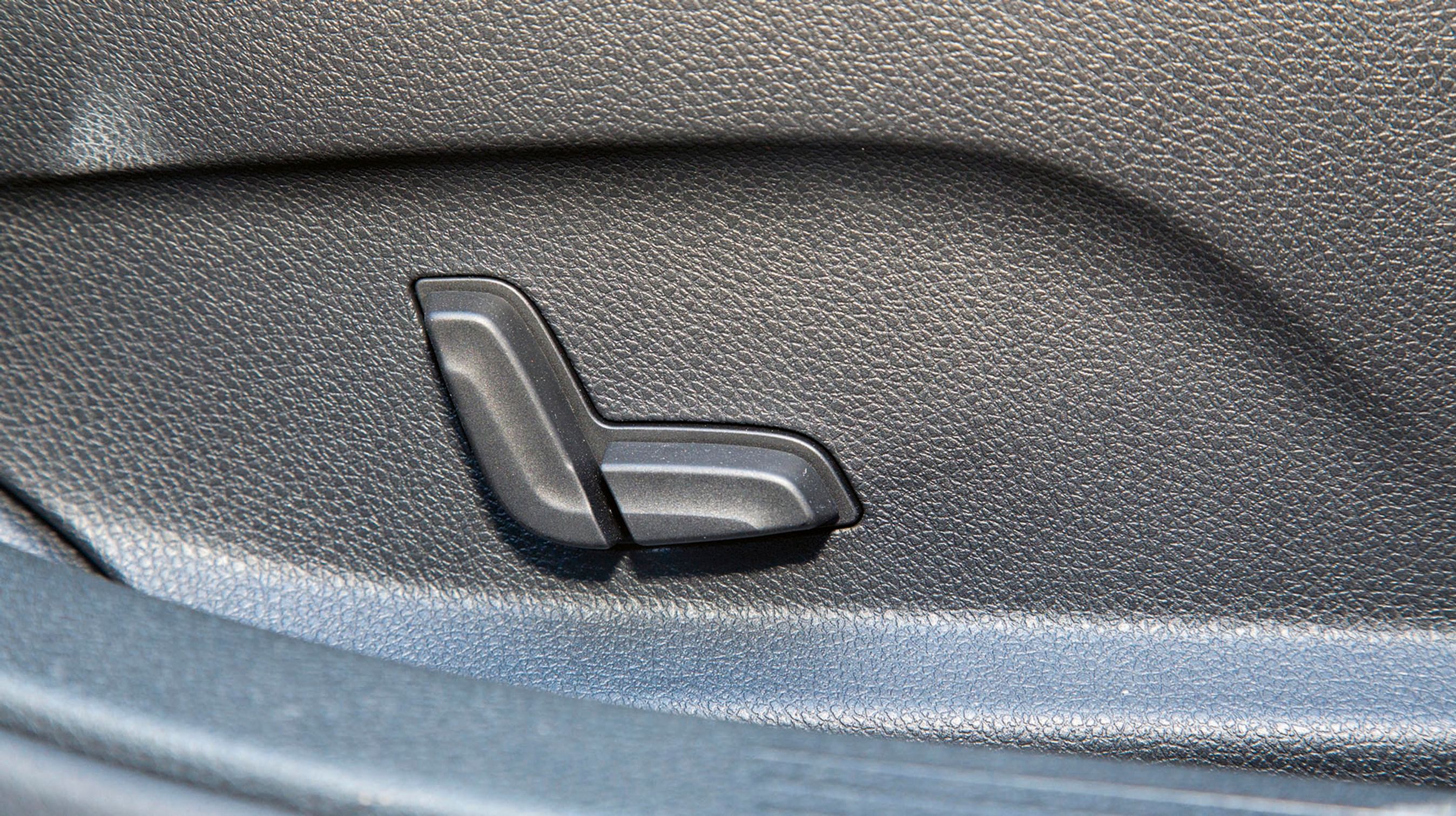 Betjeningen af de eljusterbare sæder (13.000 kr.) findes nu på siden af sæderne i stedet for på døren.