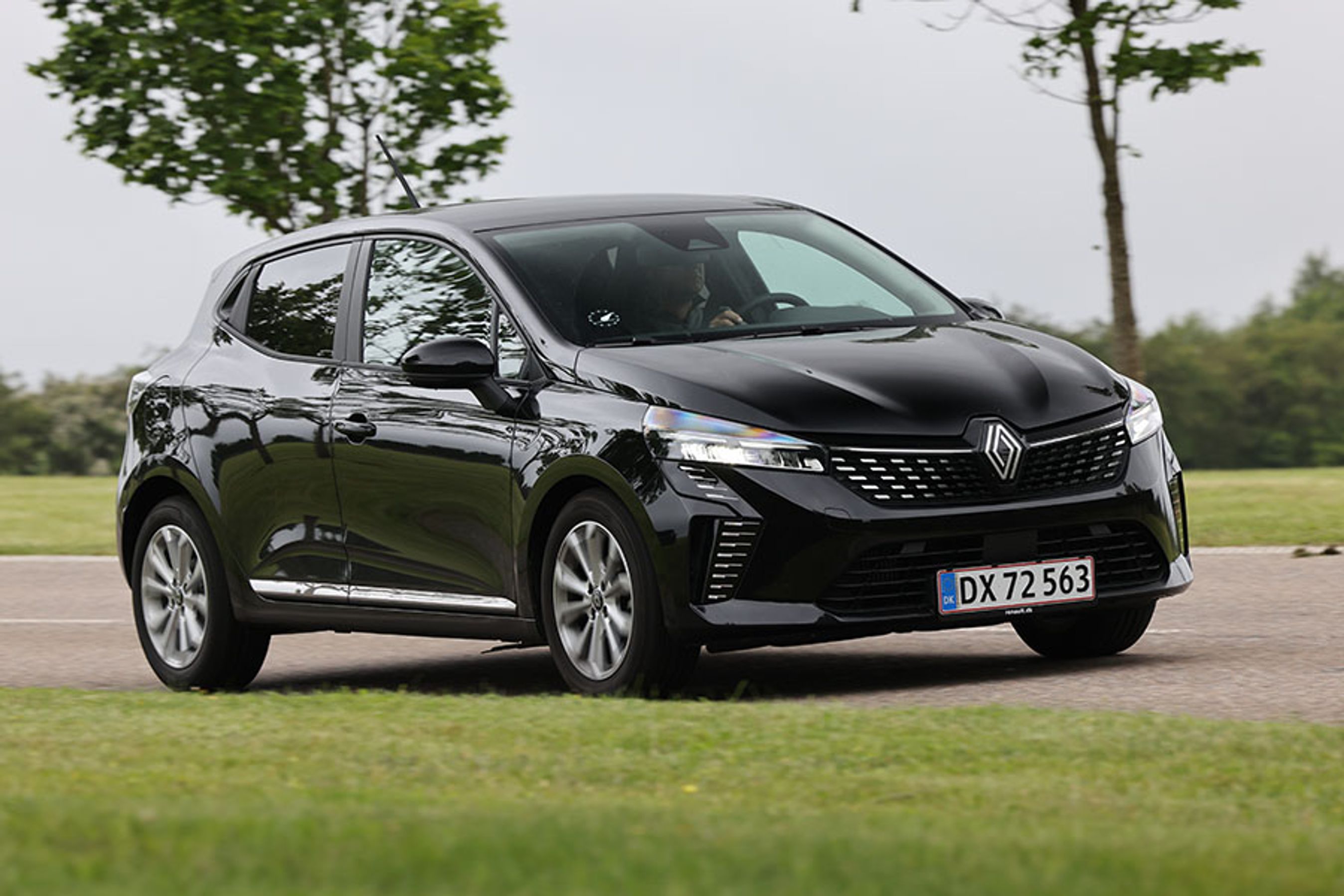 Renault Clio måler lige over fire meter i længden og er en populær bil i miniklassen. Alle udgaver af Renault Clio har LED-forlygter som standard, og med en ny og opdateret front giver det bilen et moderne udseende.