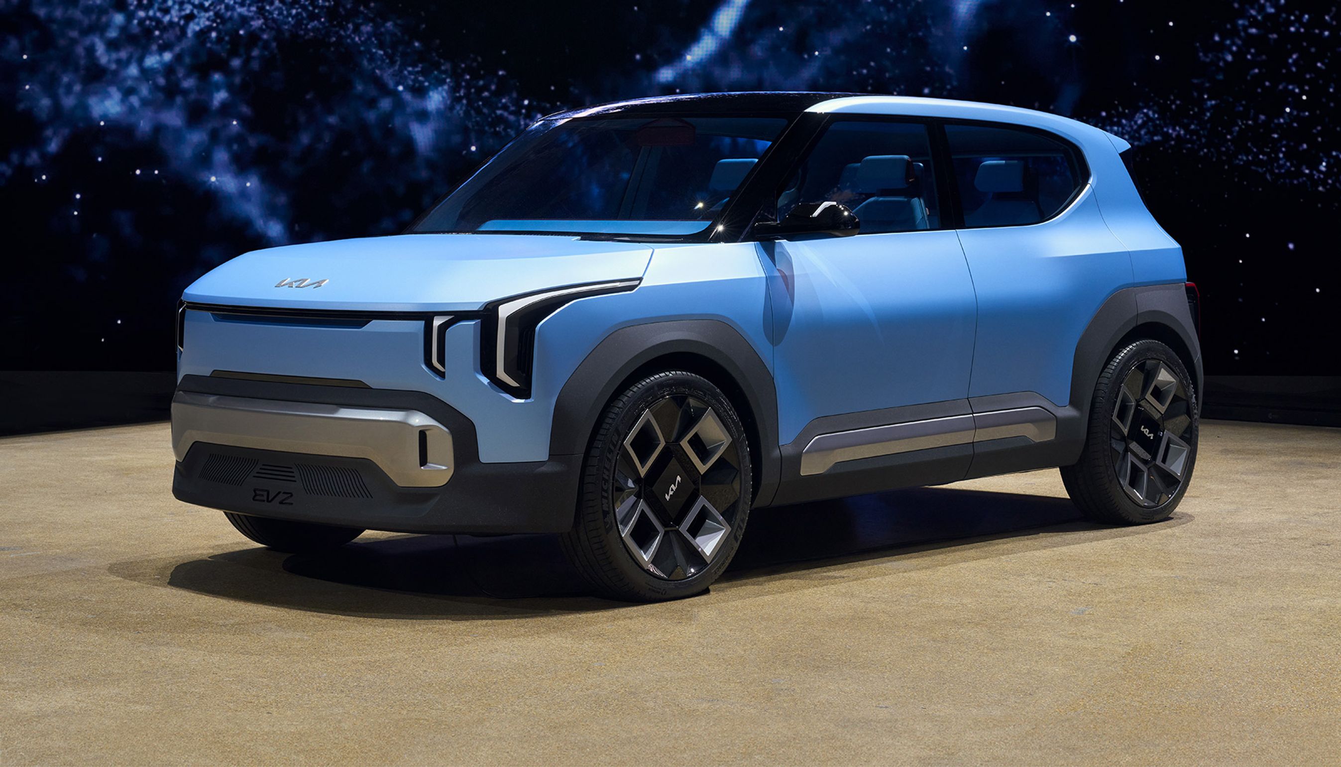 Lyseblå Kia EV2 forfra.