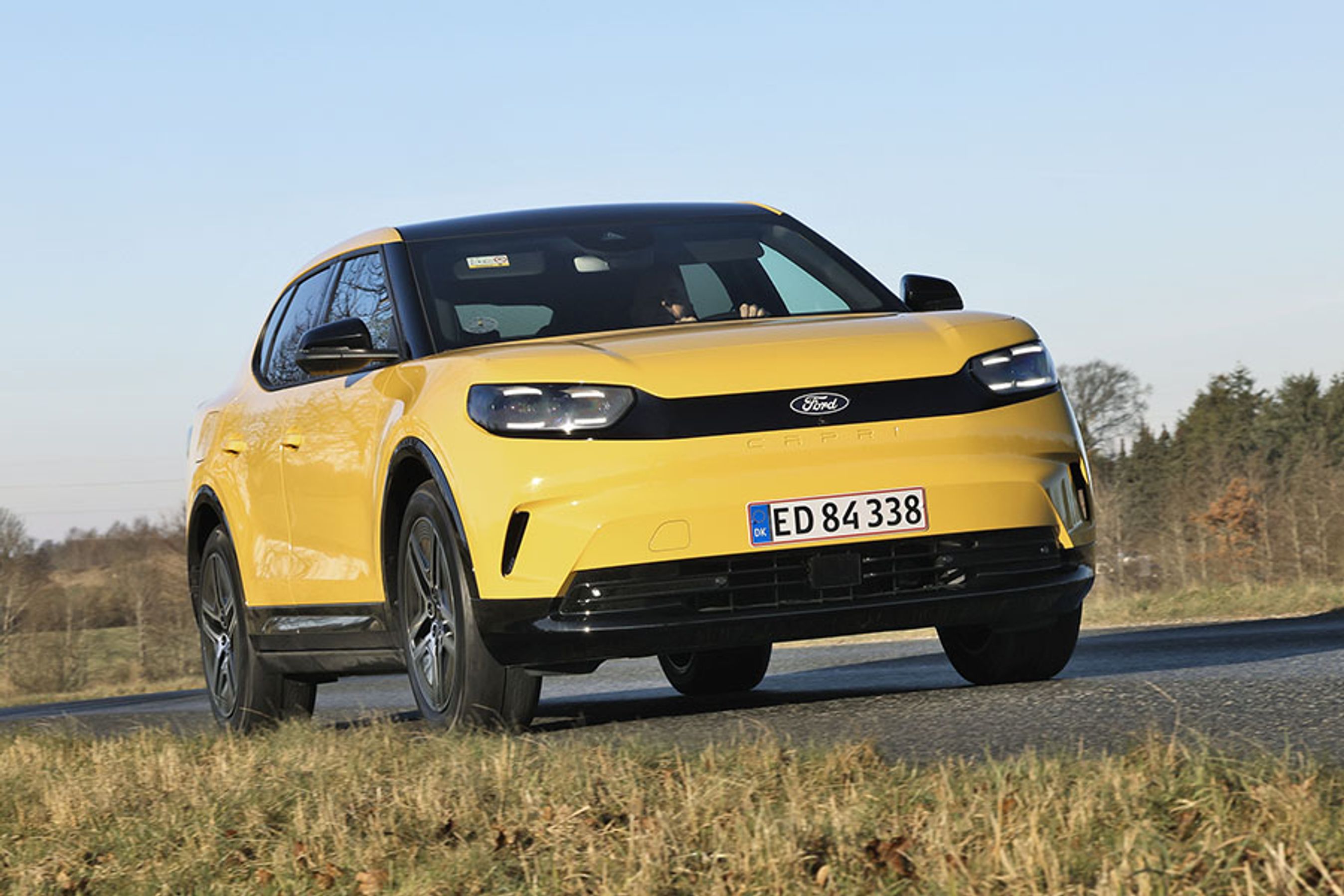 Ford Capri er en lavt bygget, coupélignende elbil i prisklassen mellem 300.000 og 400.000 kr. Her er det den baghjulstrukne udgave i Premium-udstyrsniveauet til 380.000 kr., vi har testet.