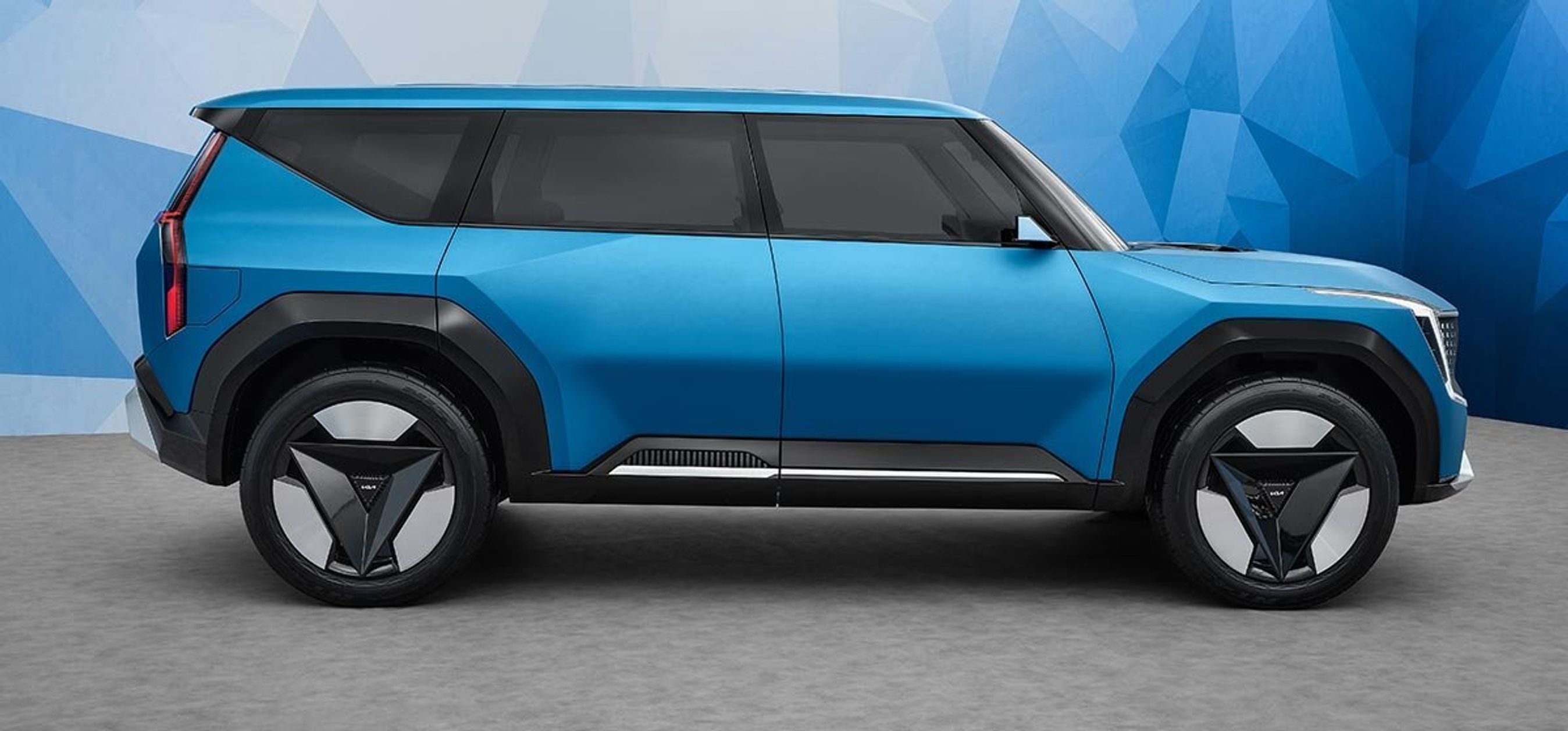 Med en længde på næsten fem meter er Kia EV9 mærkets længste bilmodel i Europa. Man kan ikke beskylde bilen for at være særlig aerodynamisk i sit design.