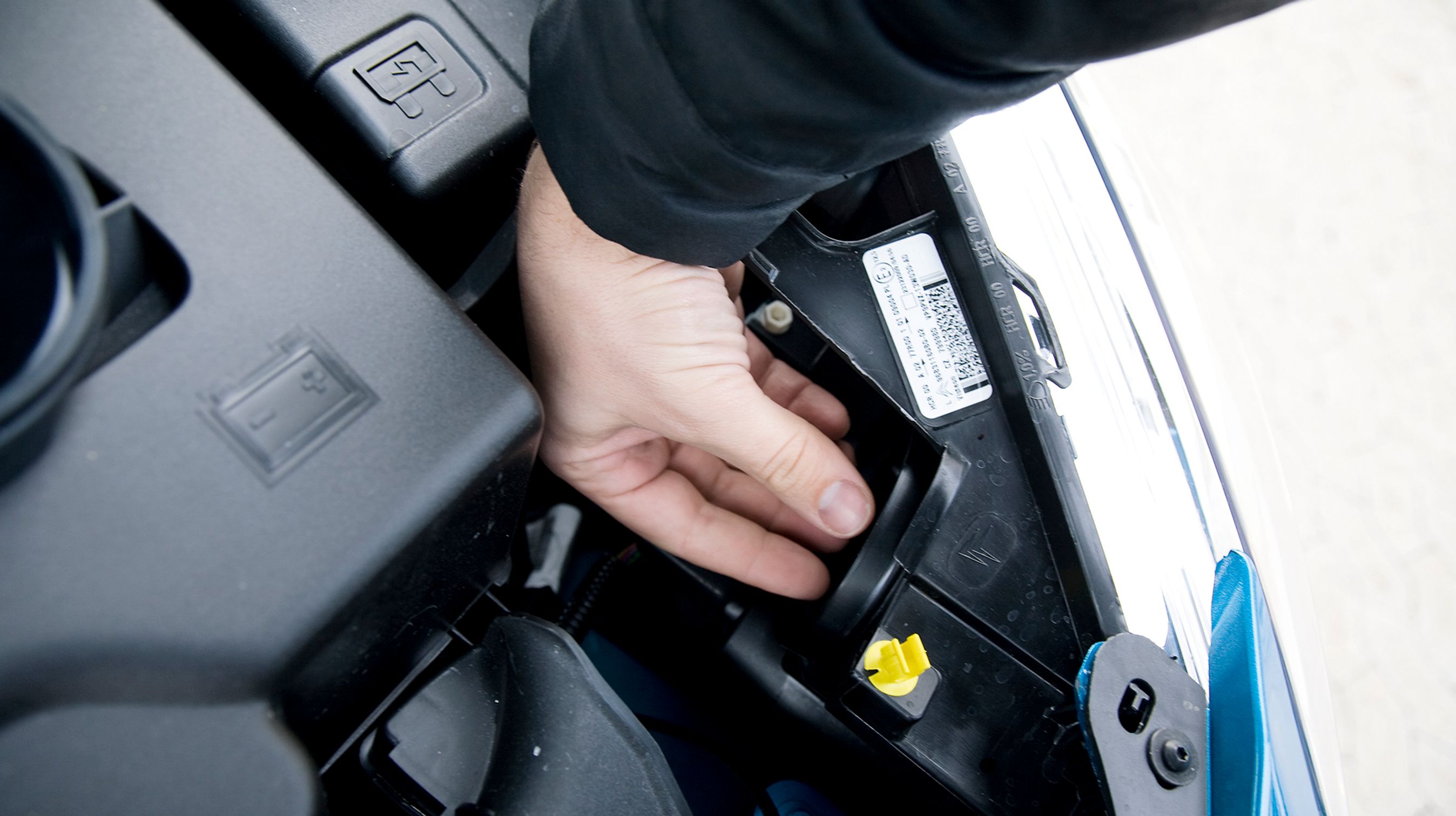 Der er god plads bag forlygterne, så det er let at skifte pærer.