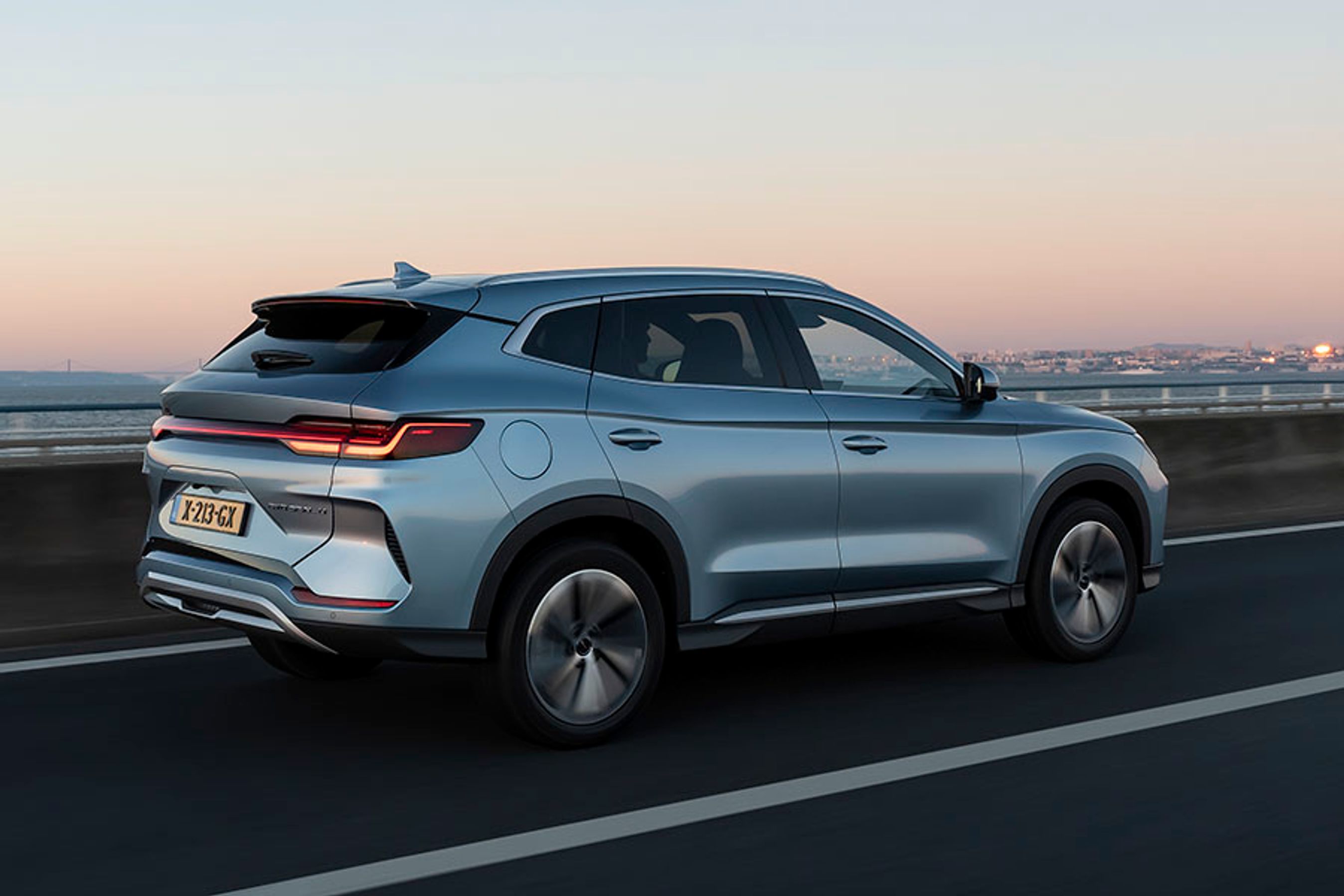 Det er slut med teksten „Build Your Dreams“ bag på bilerne fra BYD. I stedet står der blot et diskret BYD Seal U i nederste højre hjørne af bagklappen. Bilen har meget lækre tagrælinger i højglanspoleret aluminium.